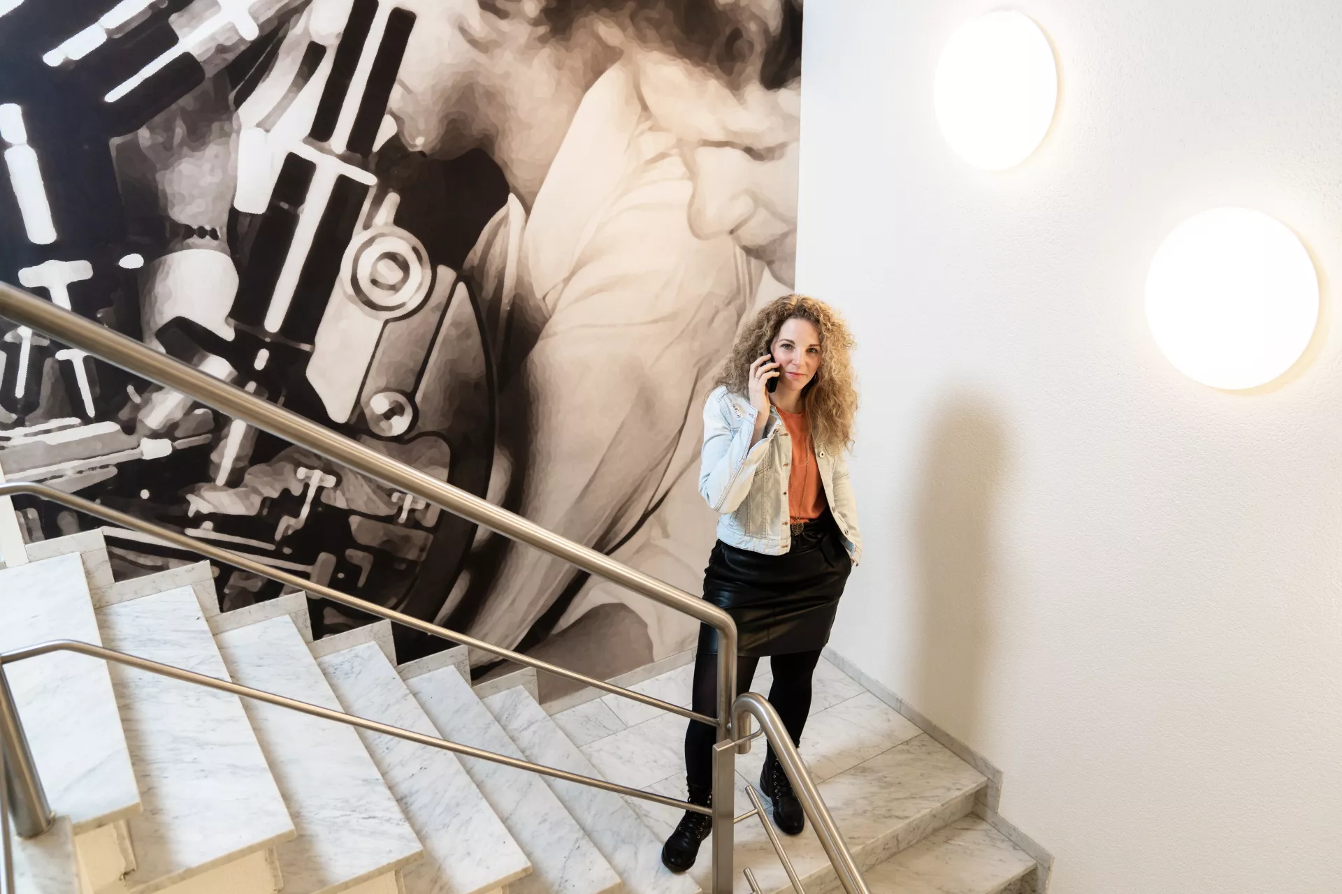 Dame op trap met zekerCerte gebaar