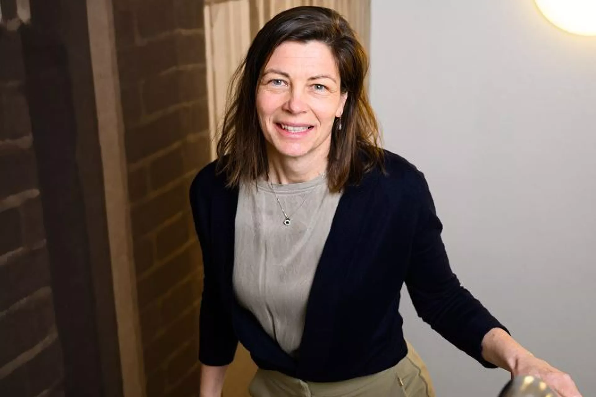 Wilja Strating op trap