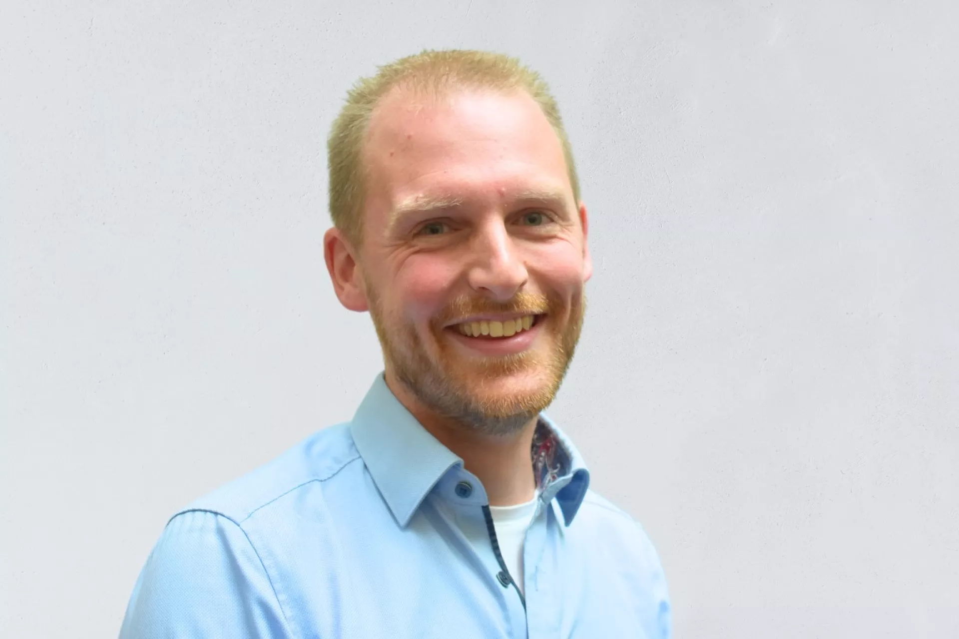 Portret Pepijn Huizinga voor grijze wand