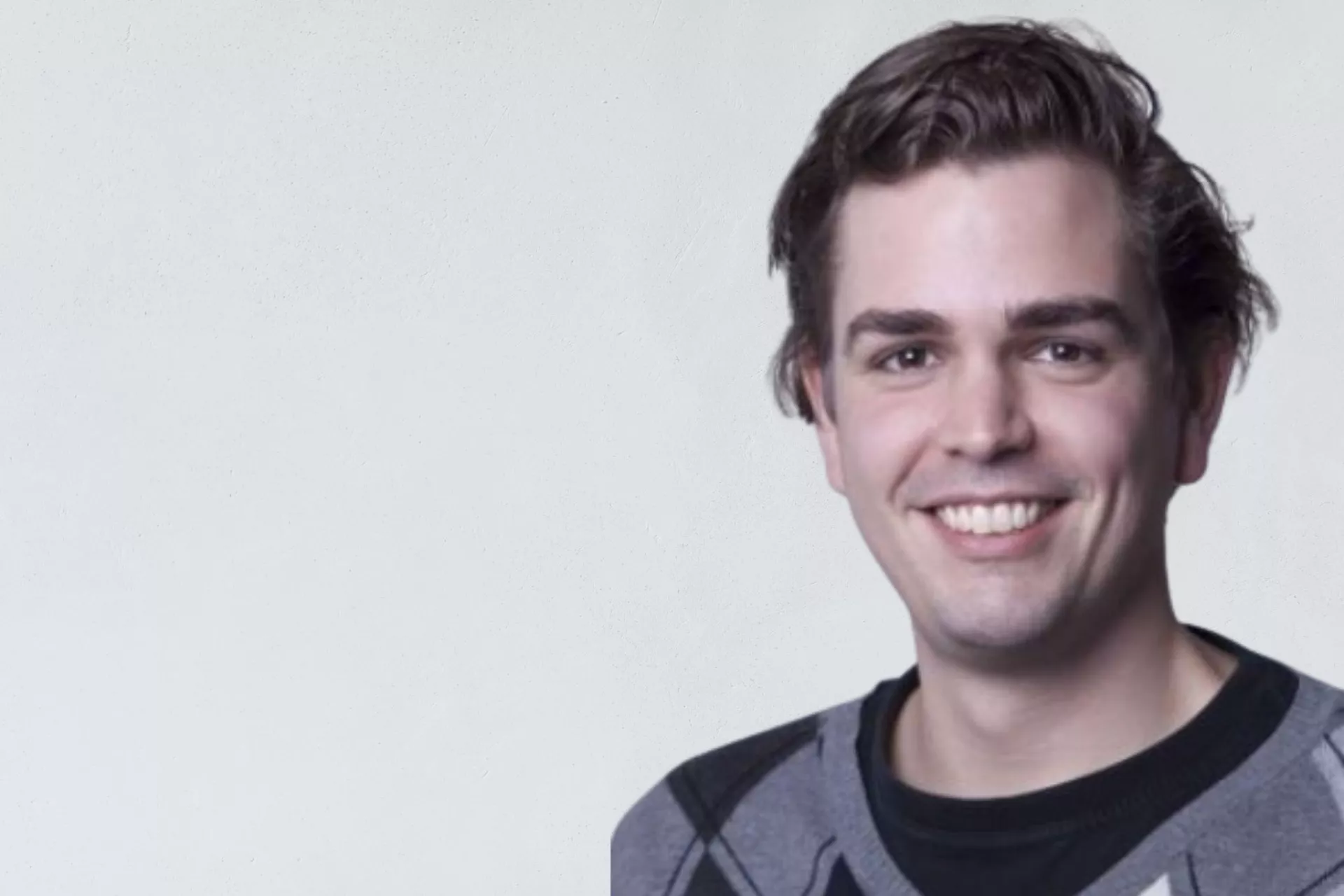 Portret Christiaan Slim voor grijze wand