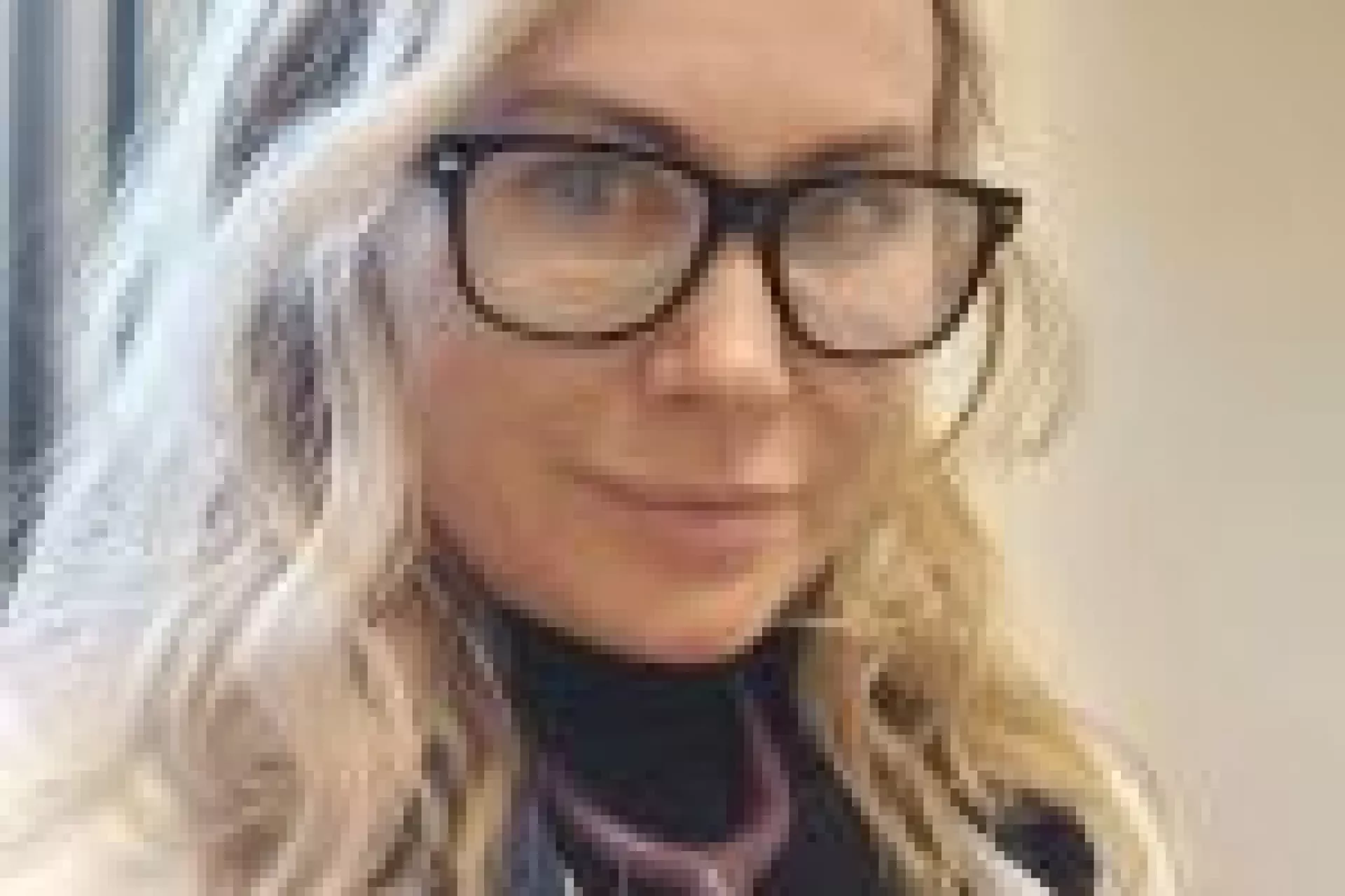 Portret Julia Korolkova voor witte wand