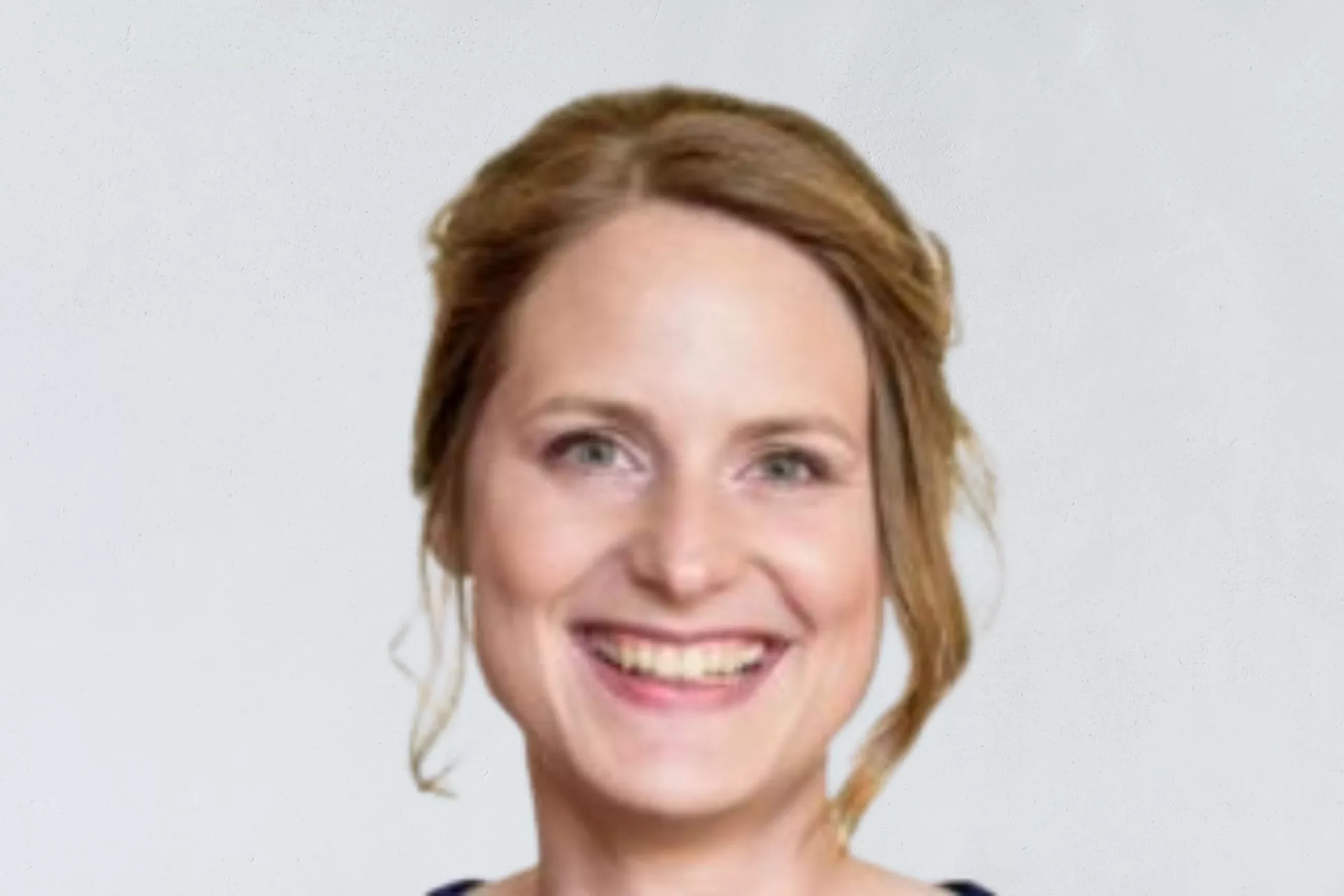 Portret Ineke Riphagen voor grijze wand