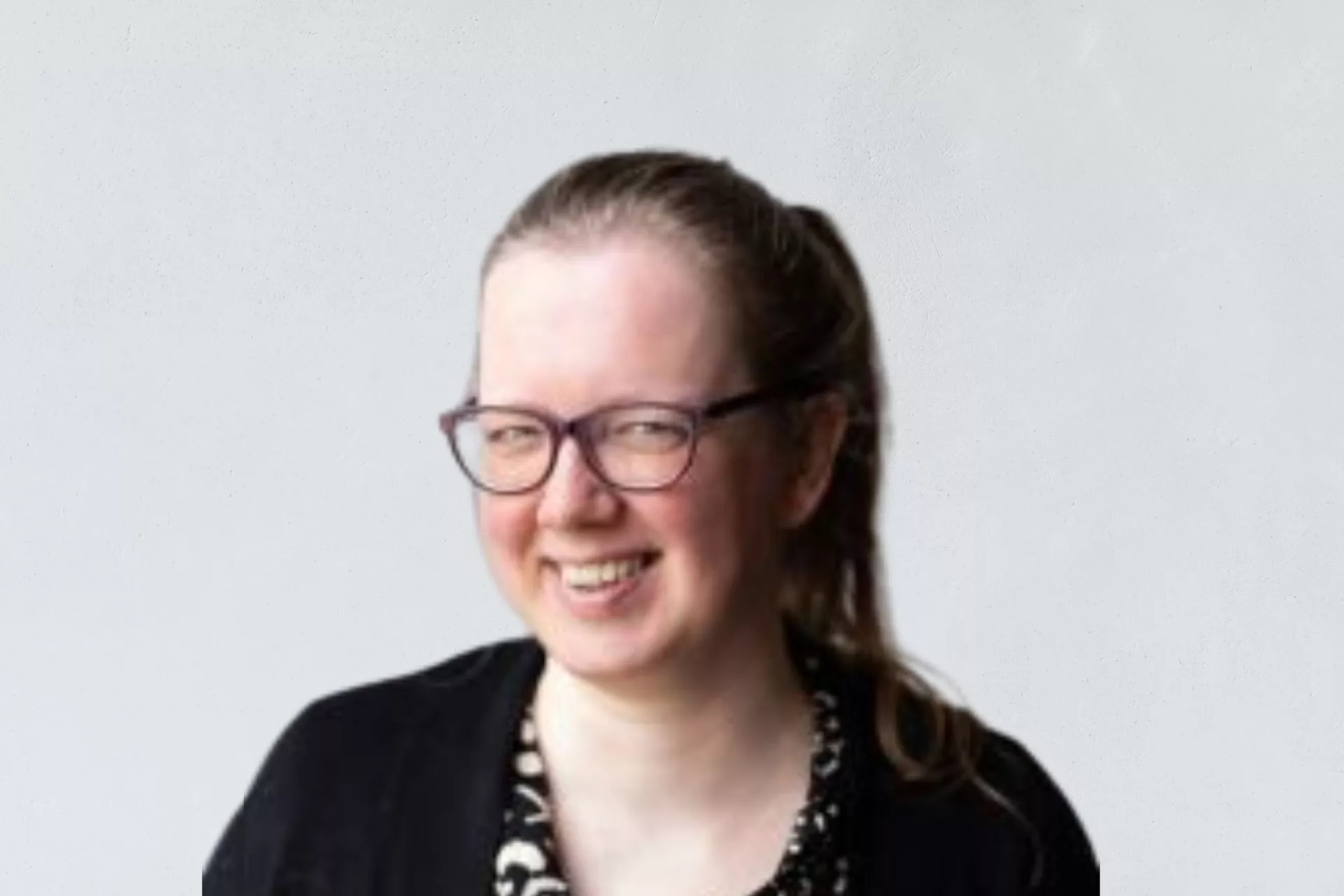 Portret Jenneke Stegeman voor grijze wand