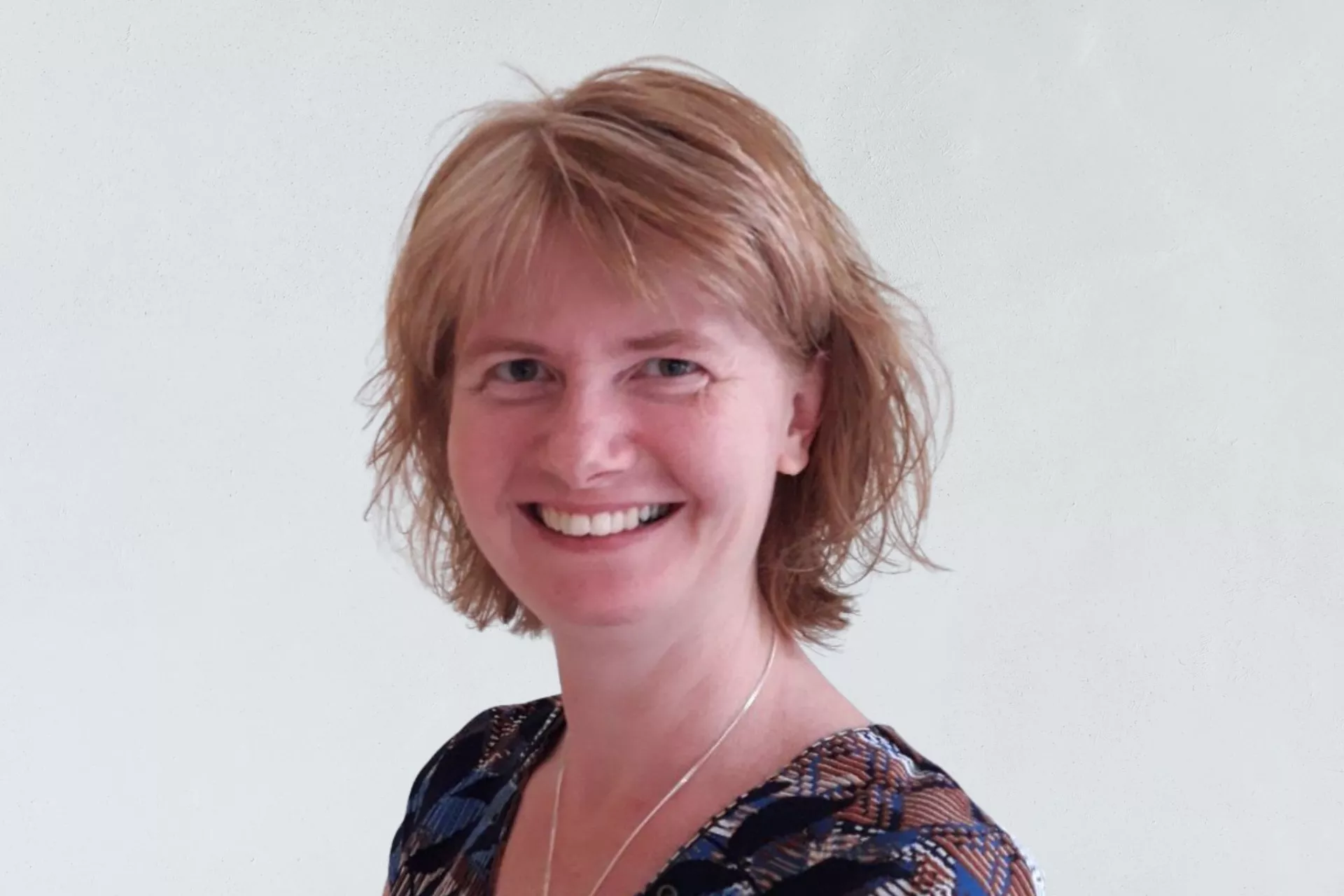 Portret Harriët Loovers voor grijze wand