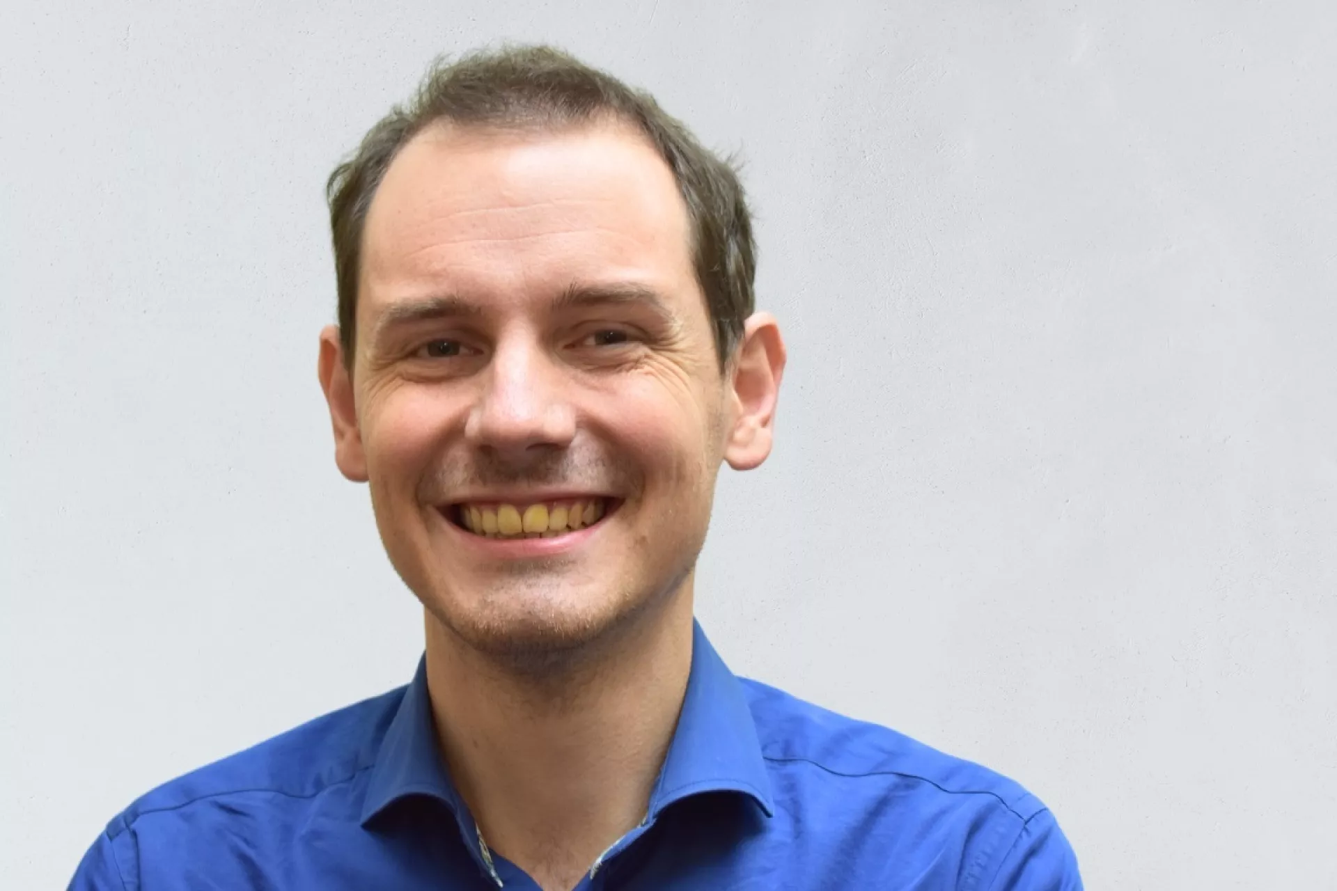 Portret Wouter Rottier voor grijze wand