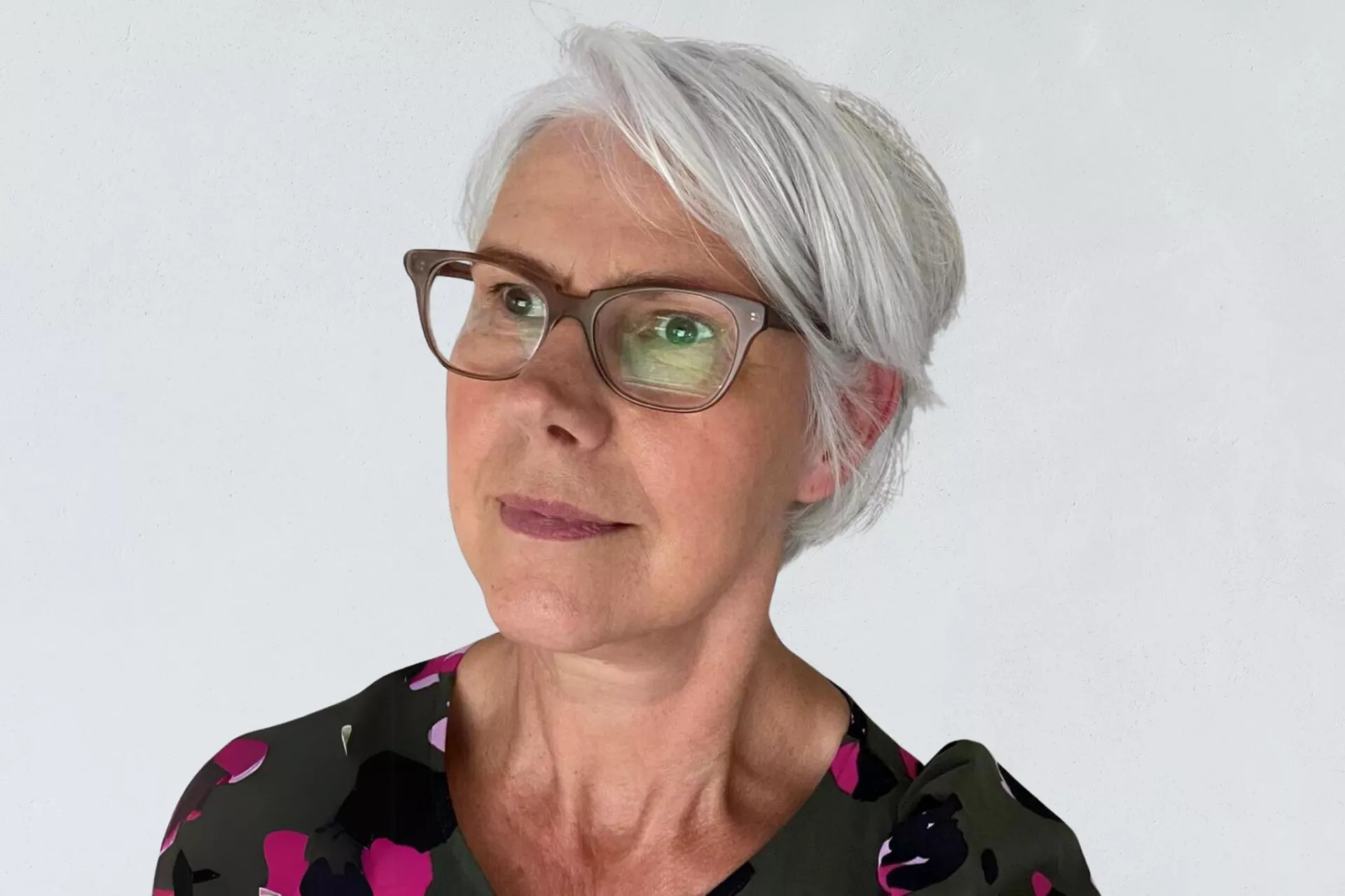 Mirjam Kooistra portret voor lichtgrijze wand