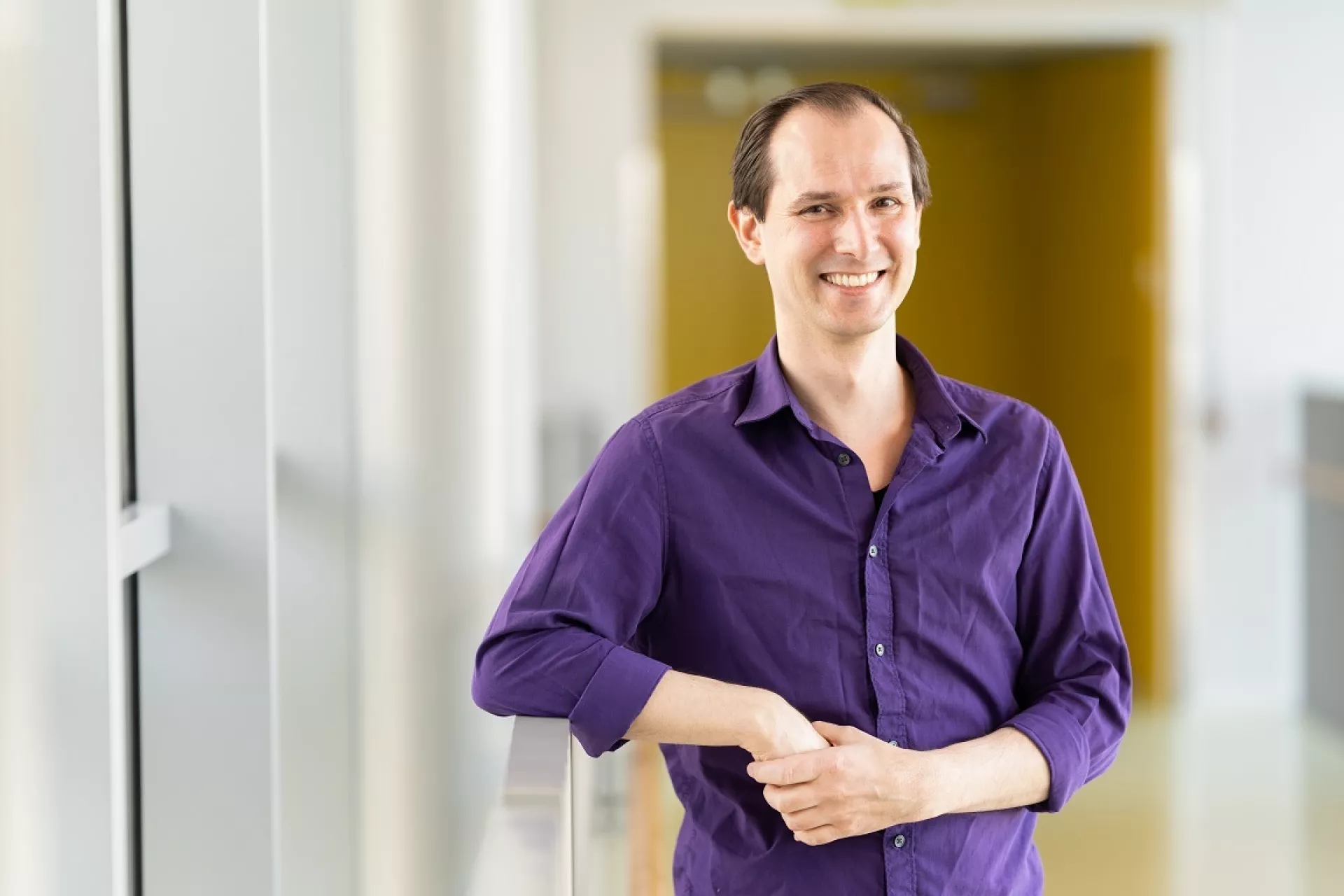 Portret Edwin van Mirre in gang langs leuning