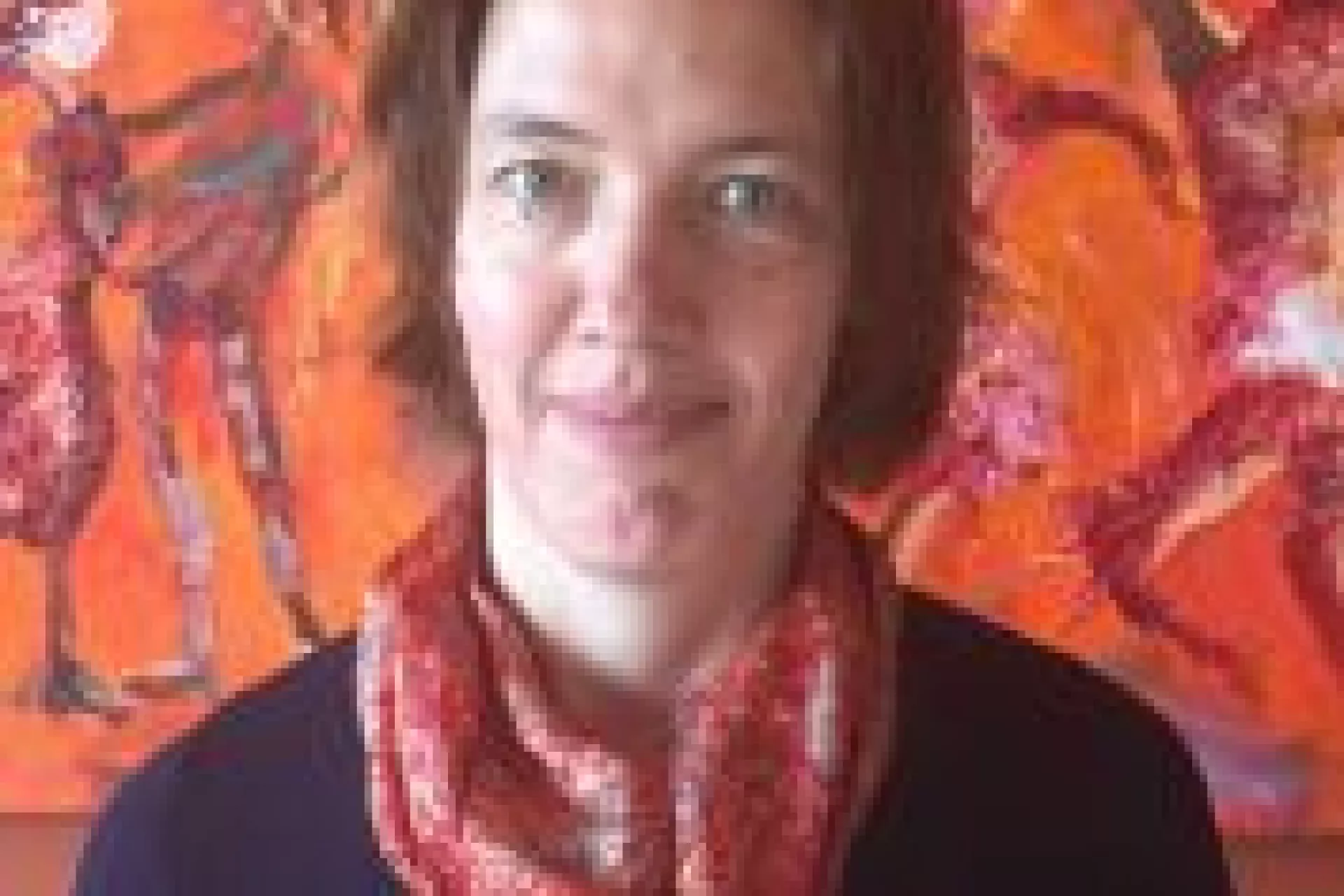 Portret Marije Wagelaar voor oranje rode wand