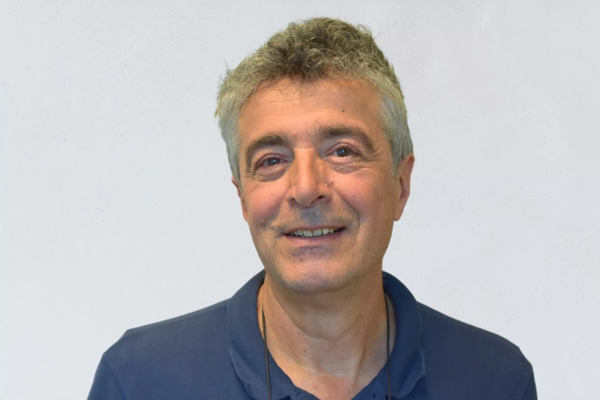 Portret Teysir Halaby voor grijze wand