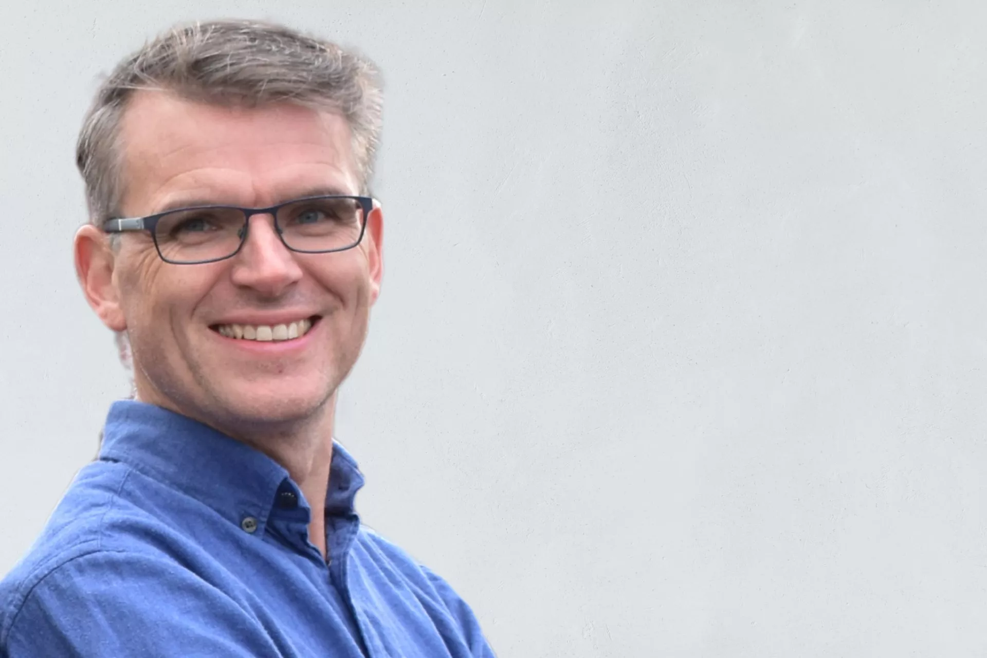 Portret Jeroen Gerrits voor grijze wand