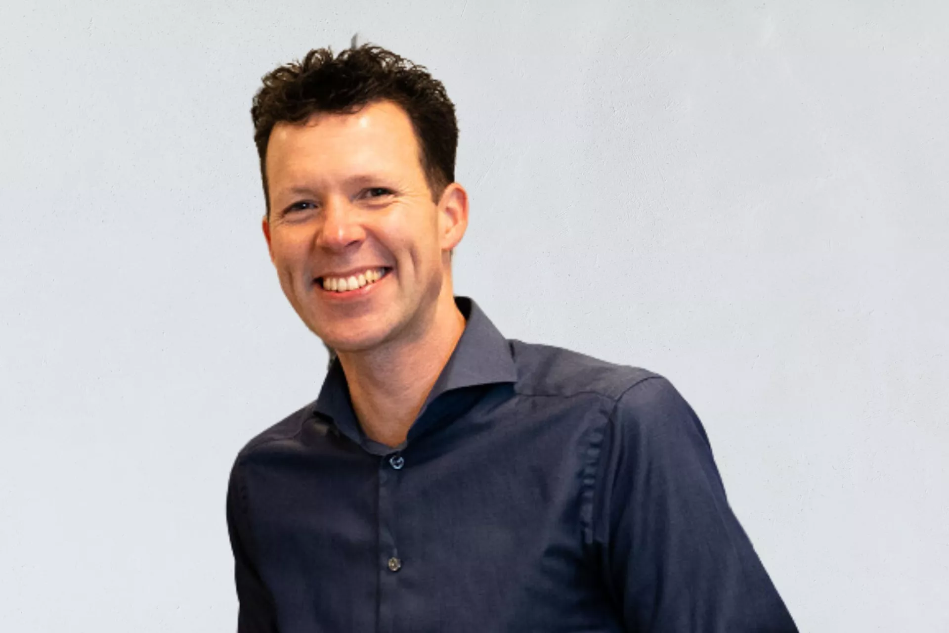 Portret Ramses Kemperman voor grijze wand