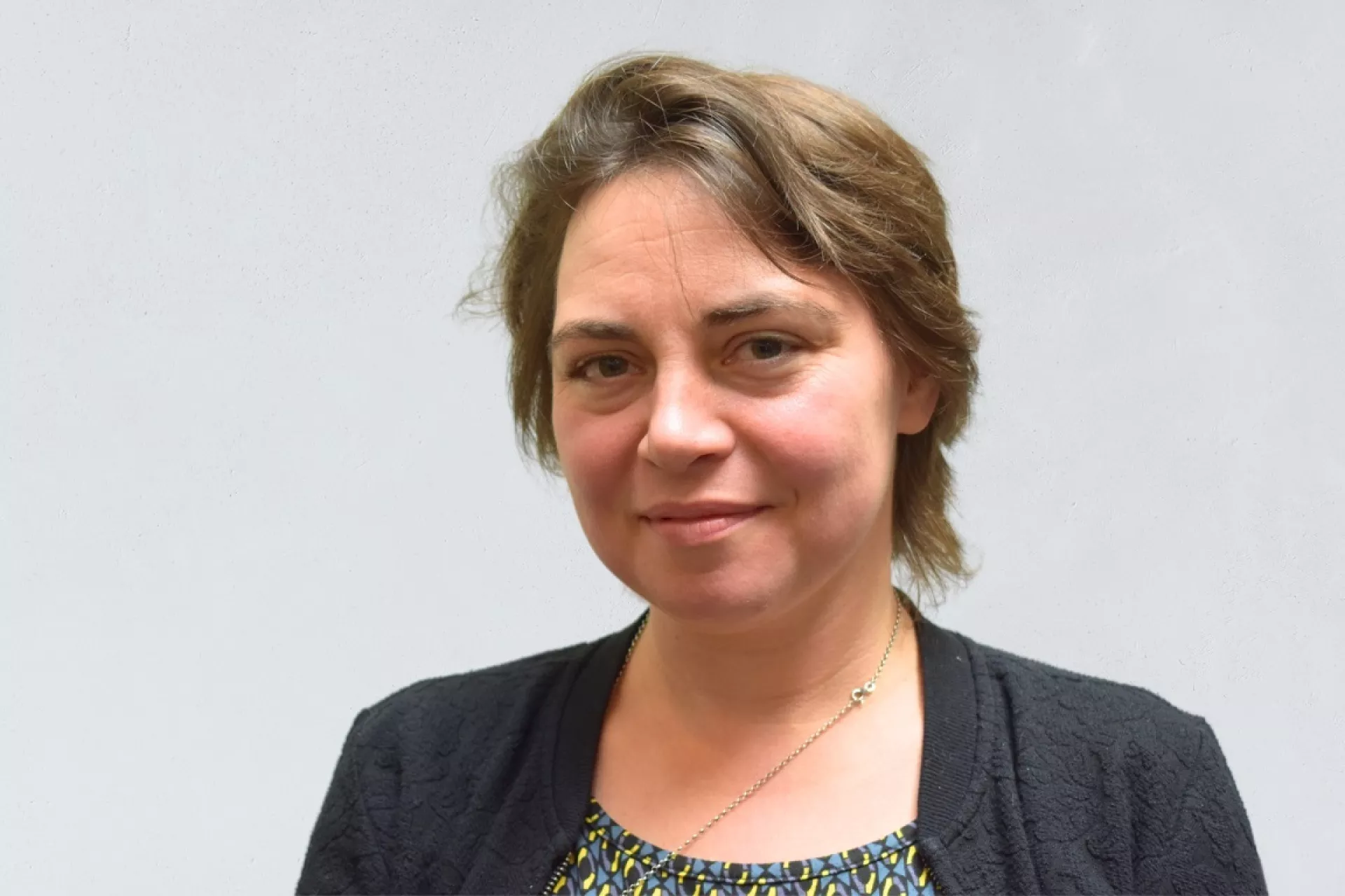 Portret Daphne Scoop voor grijze wand