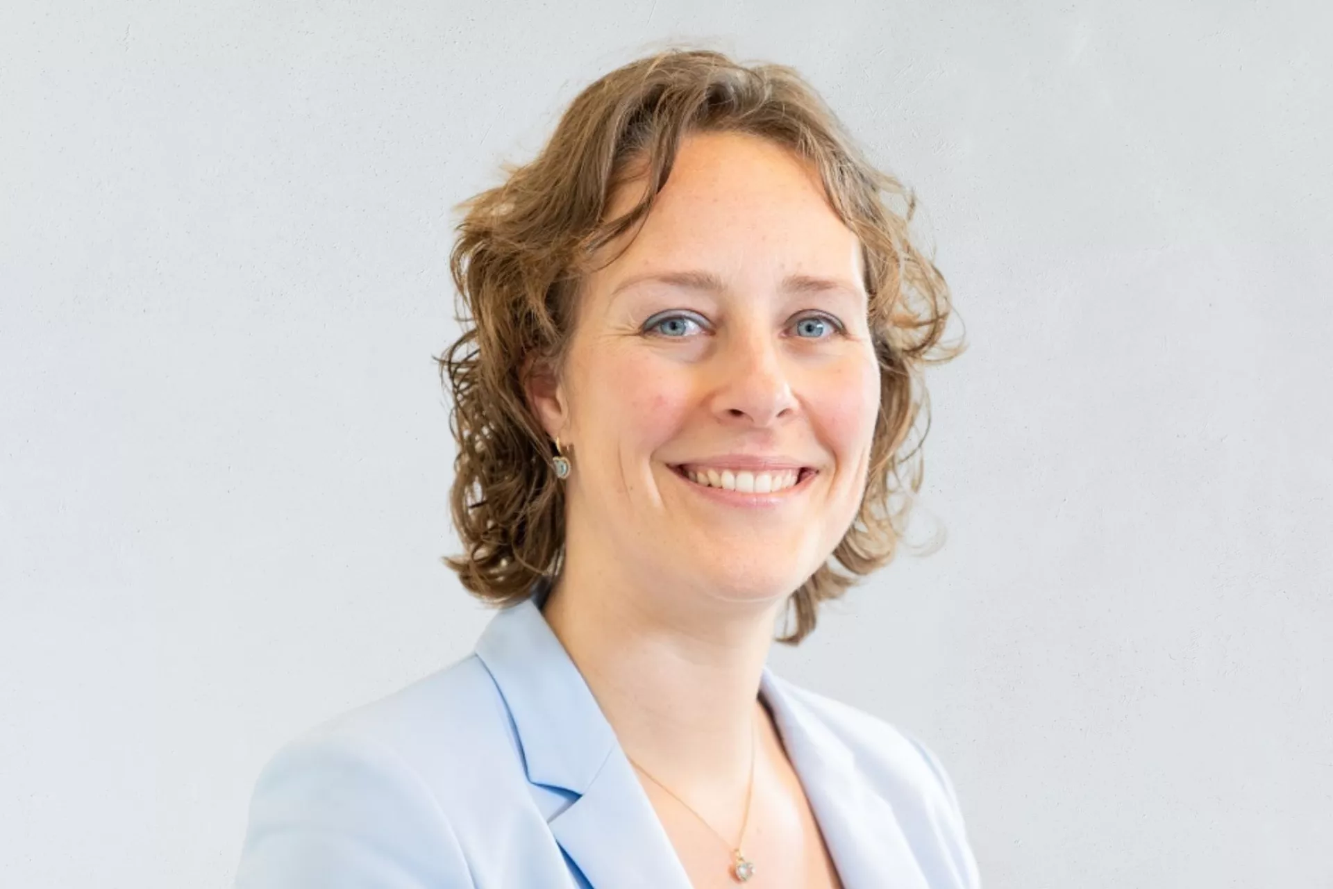 Portret Willeke Ferket voor grijze wand