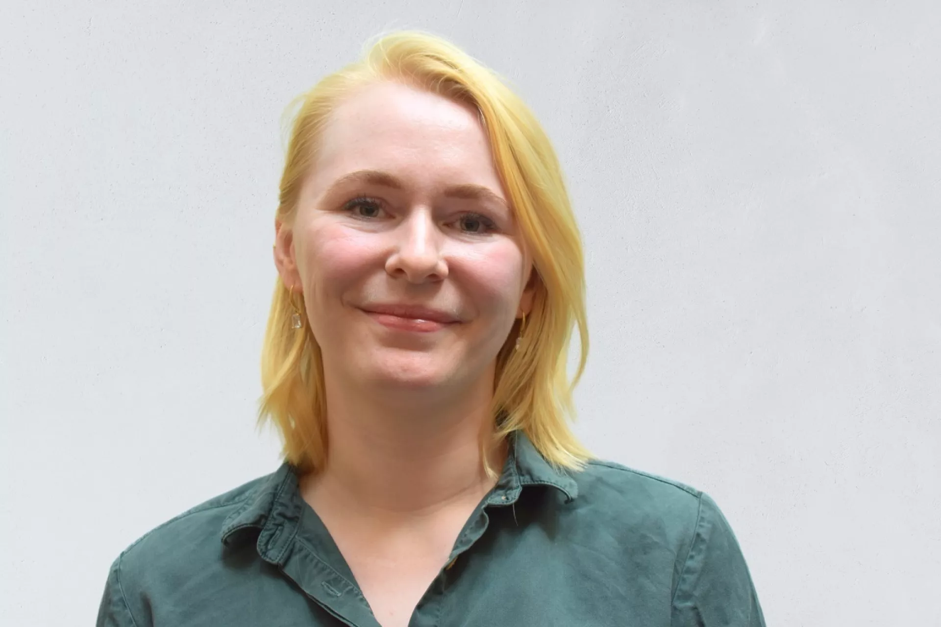 Portret Christien Rondaan voor grijze wand