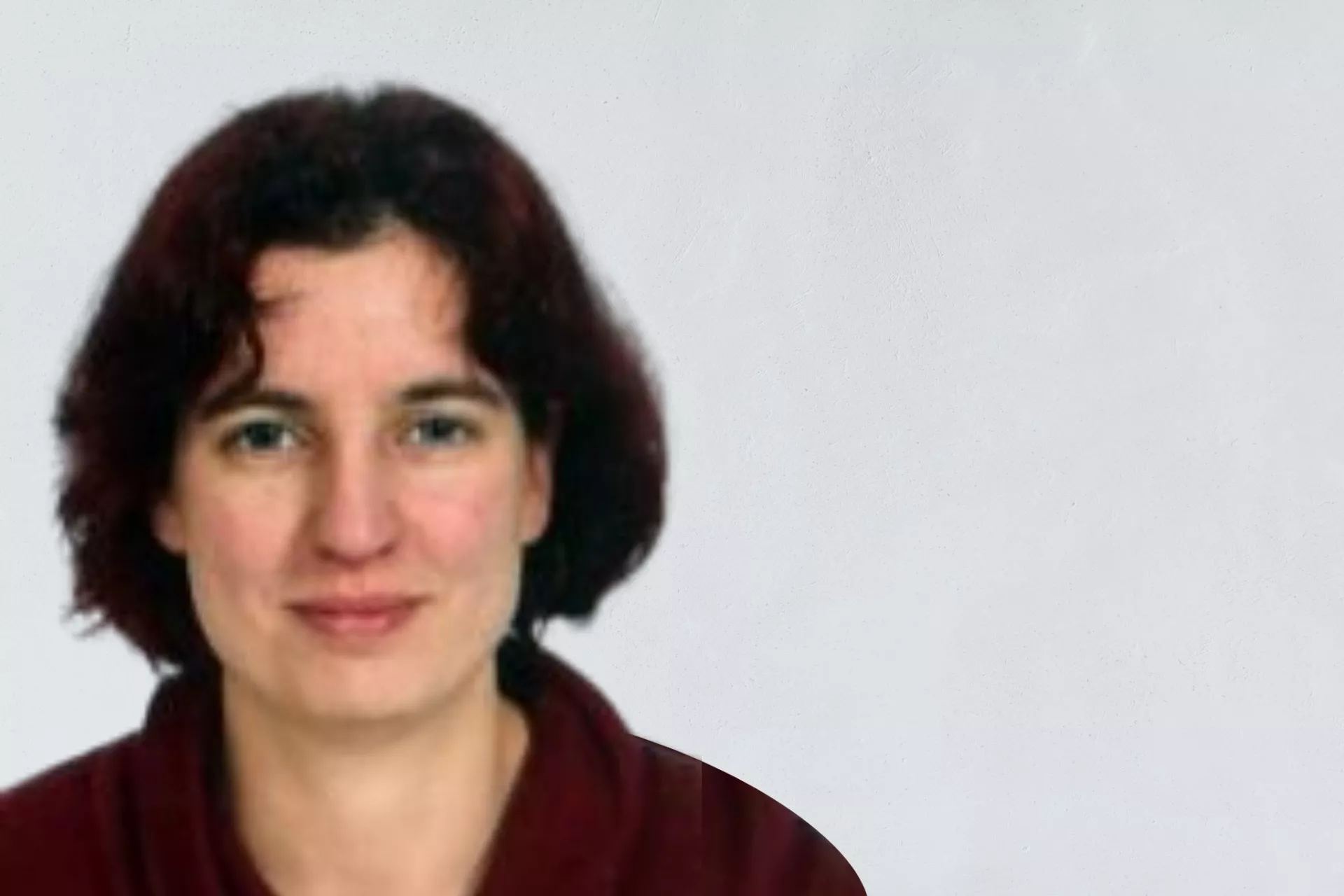 Portret Kirsten Kaptein voor grijze wand