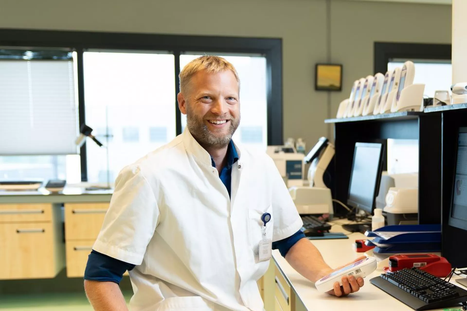 Jelmer van Zanden in labjas op laboratorium bij computer