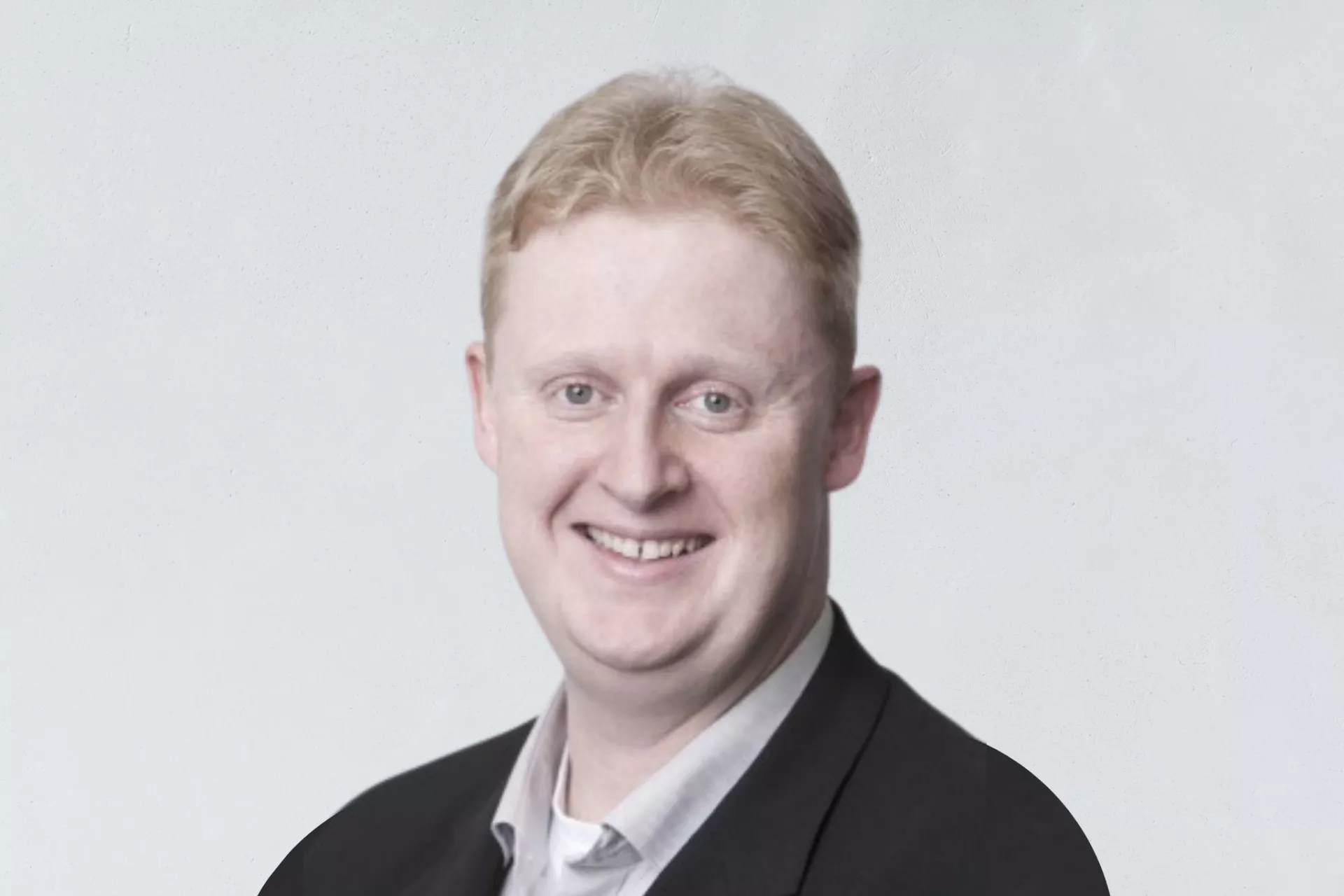 Portret Niels Jonker voor grijze wand