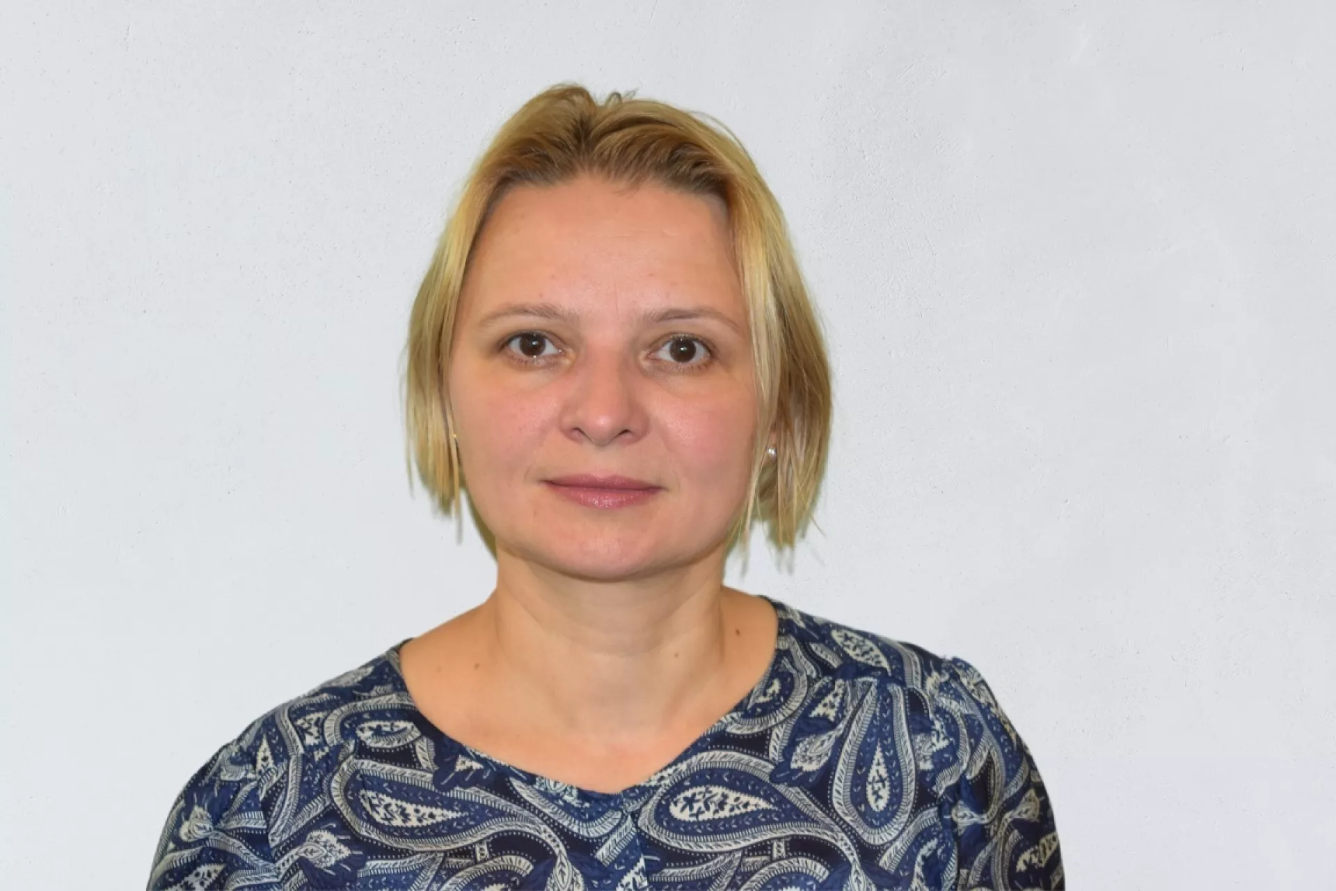 Portret Loredana Pirii voor grijze wand