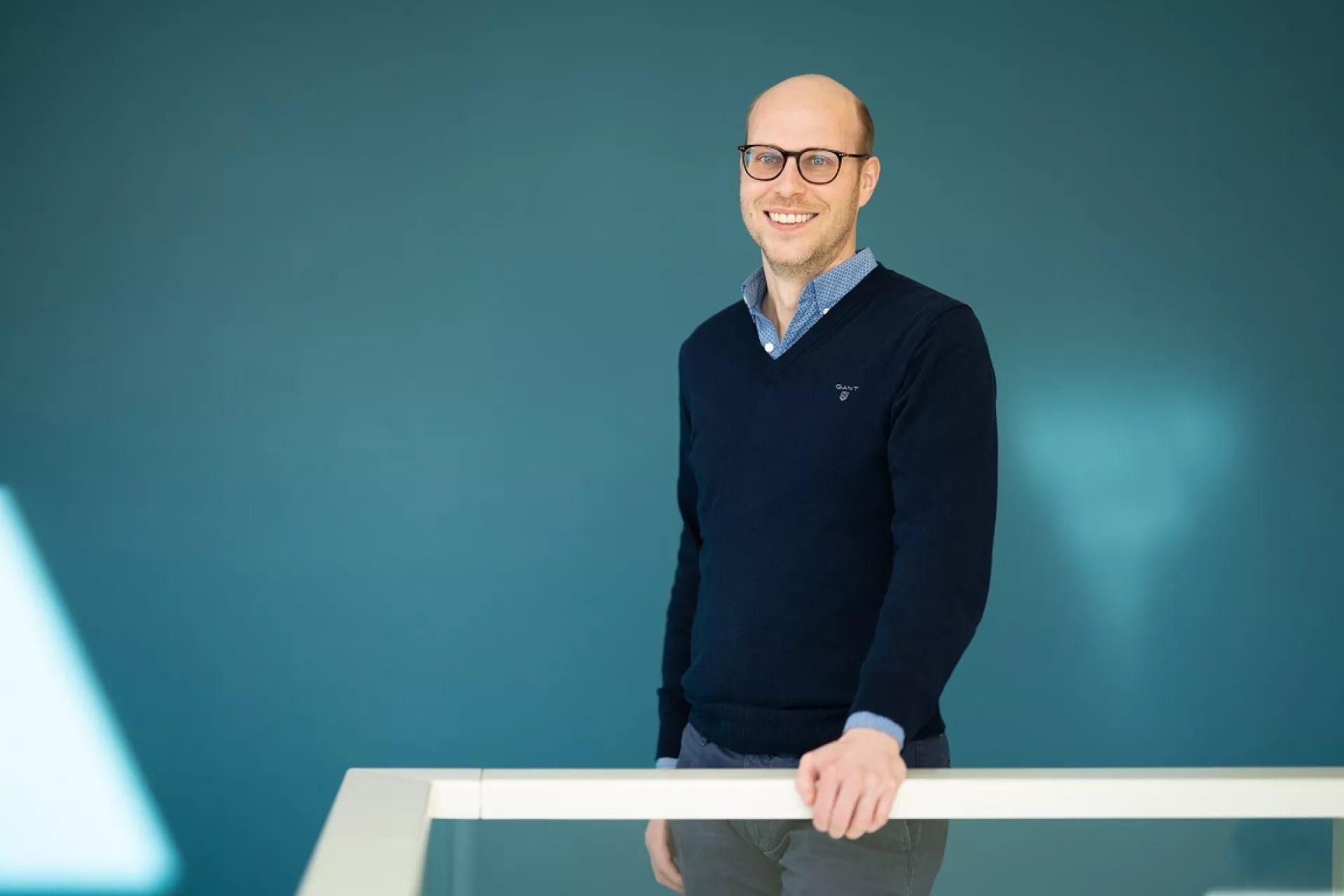 Théke Siebers voor blauwgroene wand bij leuning