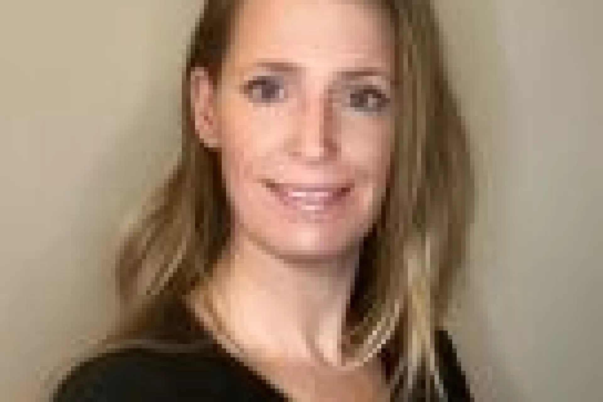 Portret Marleen van Oosten voor grijsbruine wand