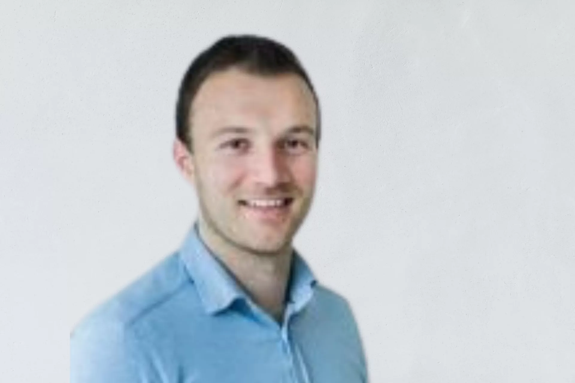 Portret Ivar van Asten voor grijze wand