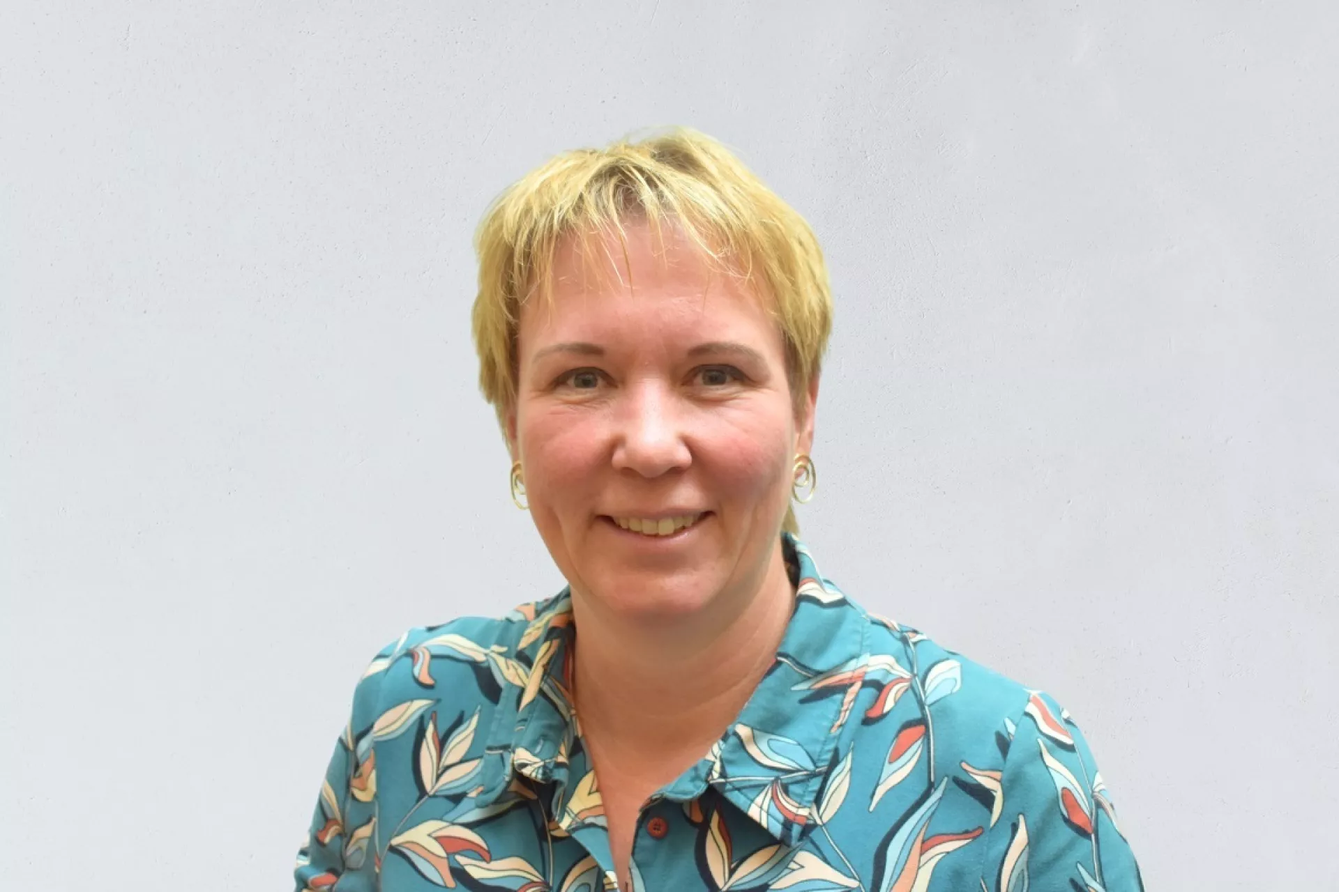 Portret Karola Waar voor grijze wand