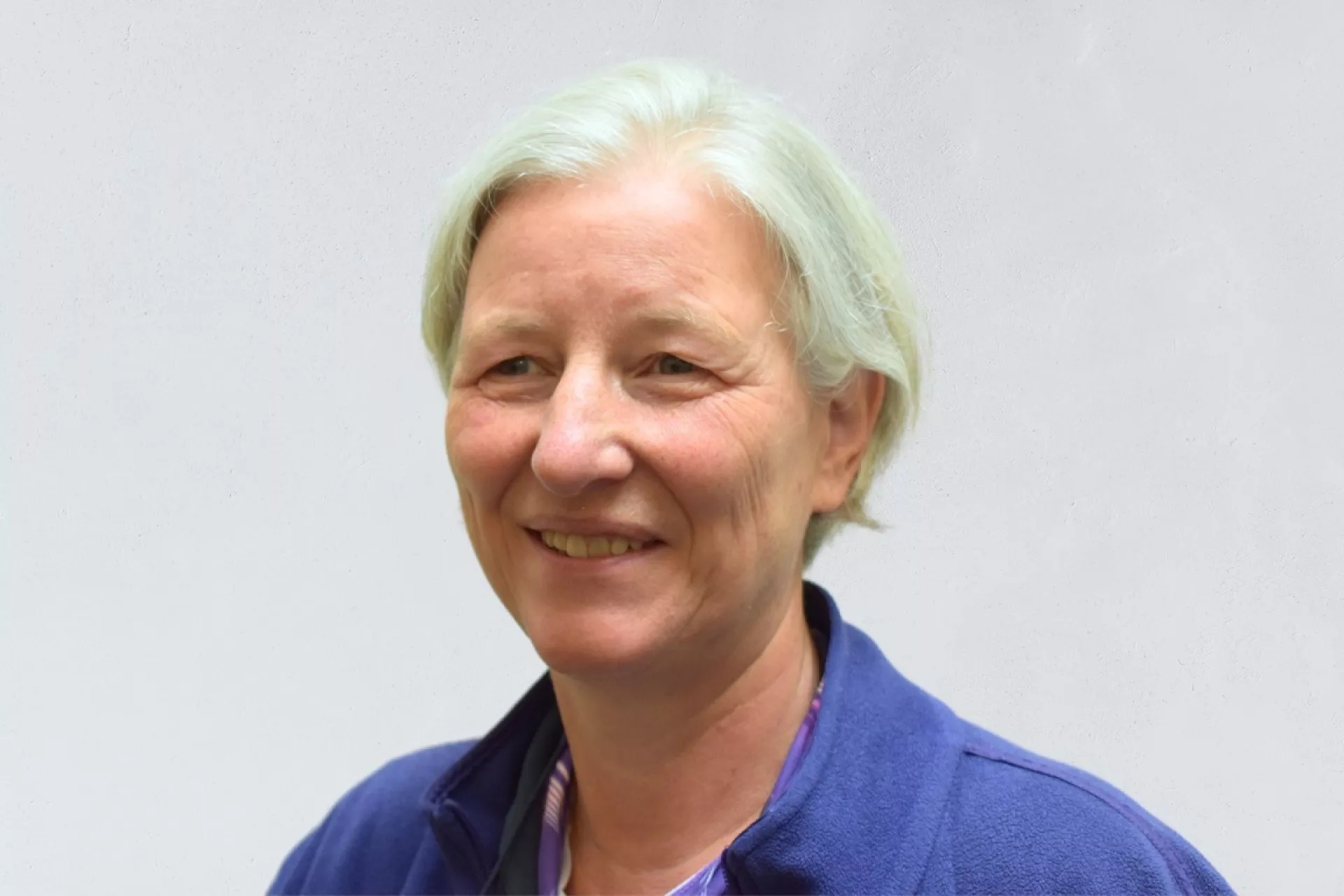 Portret Afke Brandenburg voor grijze wand