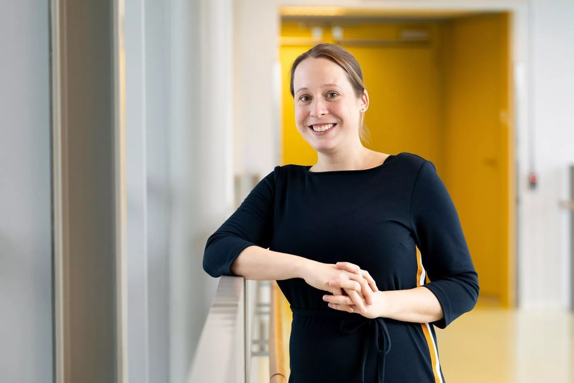 Portret Vibeke Bruinenberg in gang langs leuning