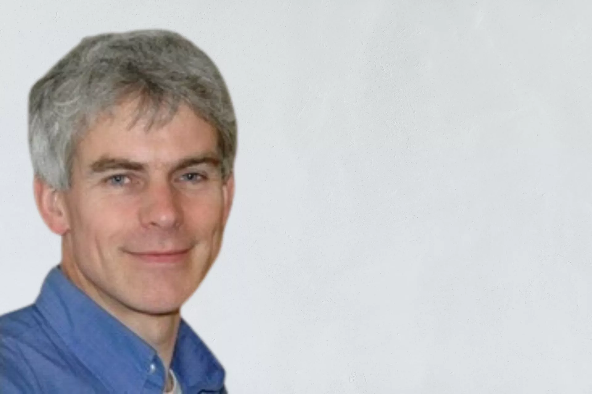 Portret Alewijn Ott voor grijze wand