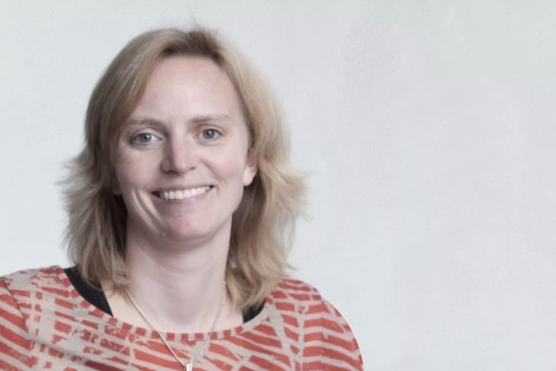 Portret Astrid Bielefeld-Buss voor grijze wand