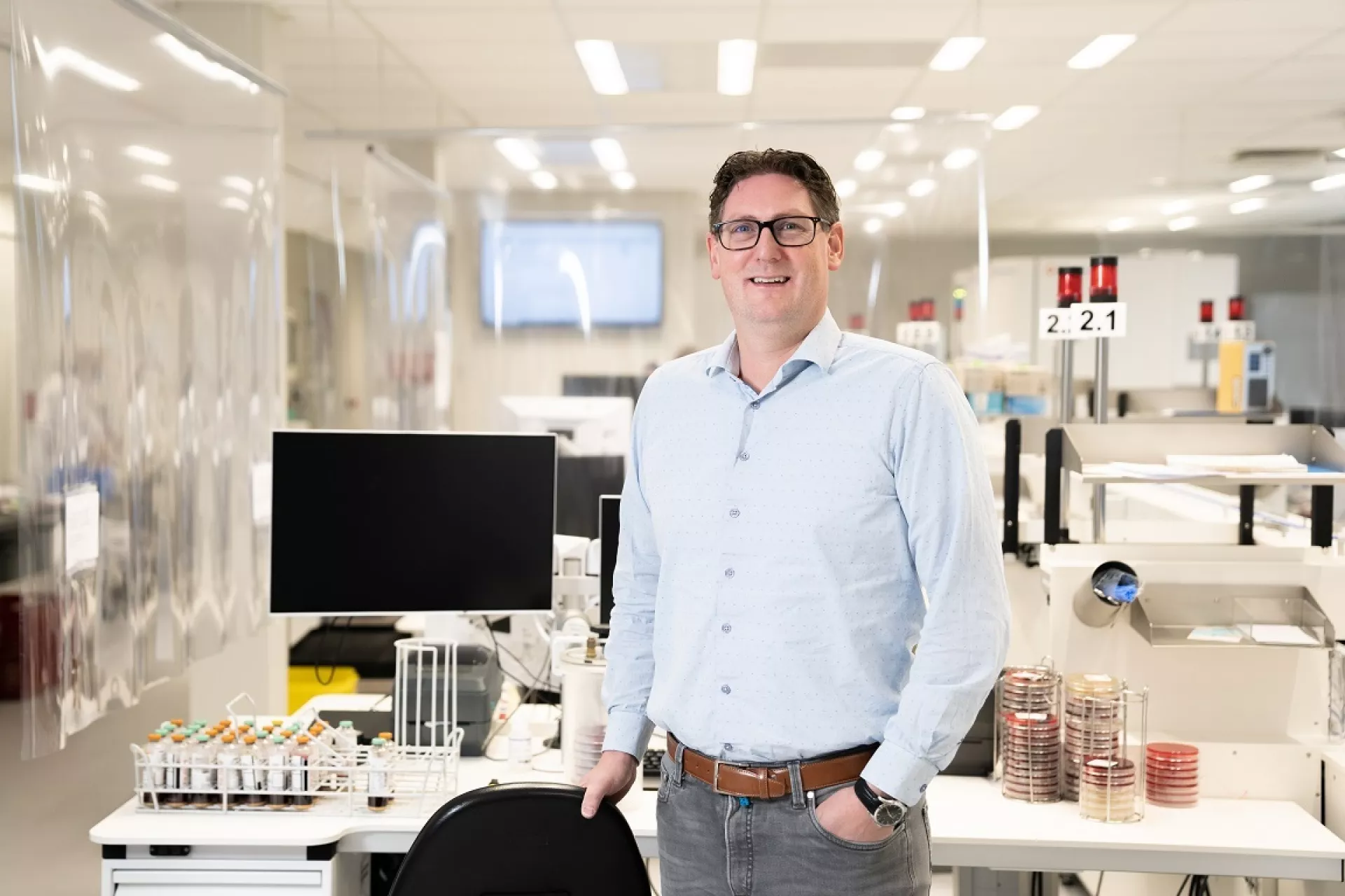 Erwin Verkade op laboratorium naast zwart computerscherm