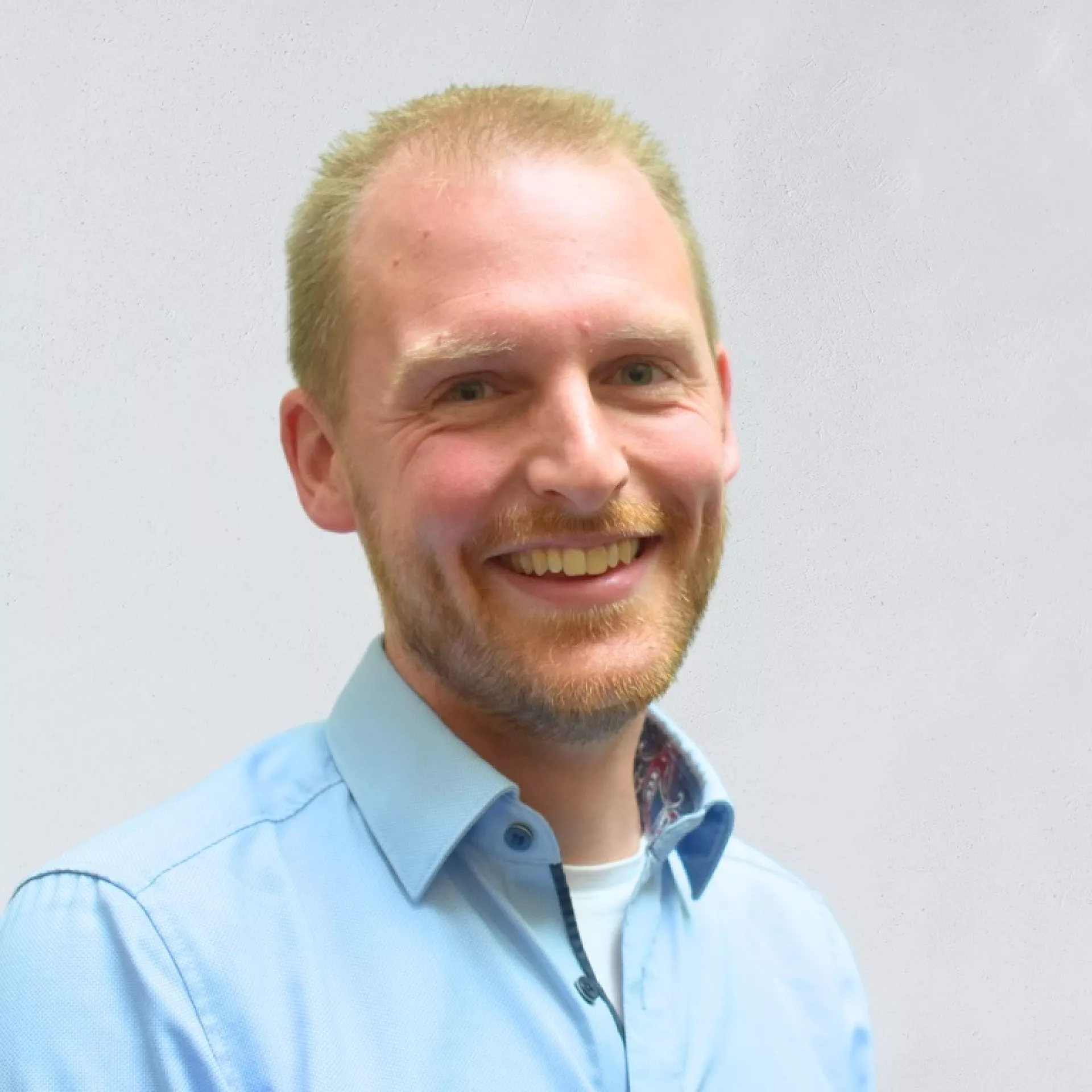 Portret Pepijn Huizinga voor grijze wand