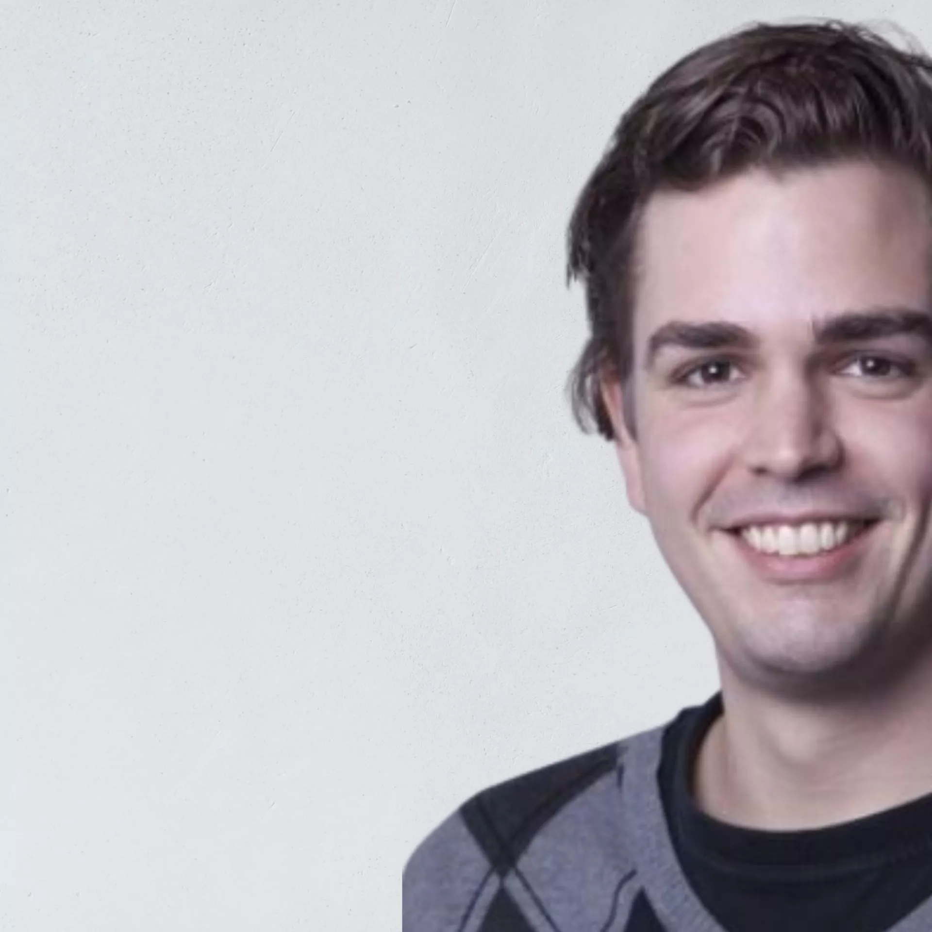 Portret Christiaan Slim voor grijze wand