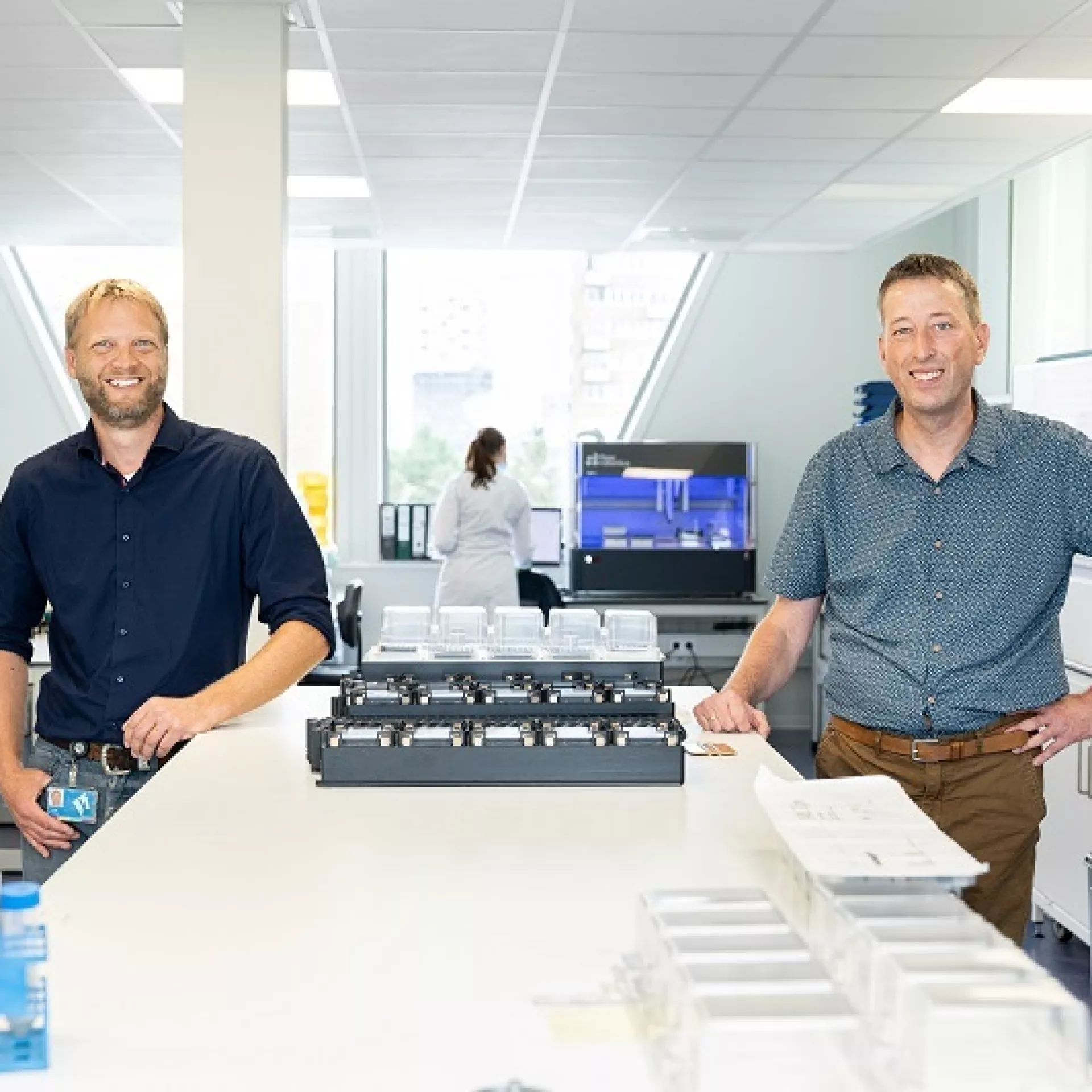 Jelmer van Zanden en collega op laboratorium bij witte tafel