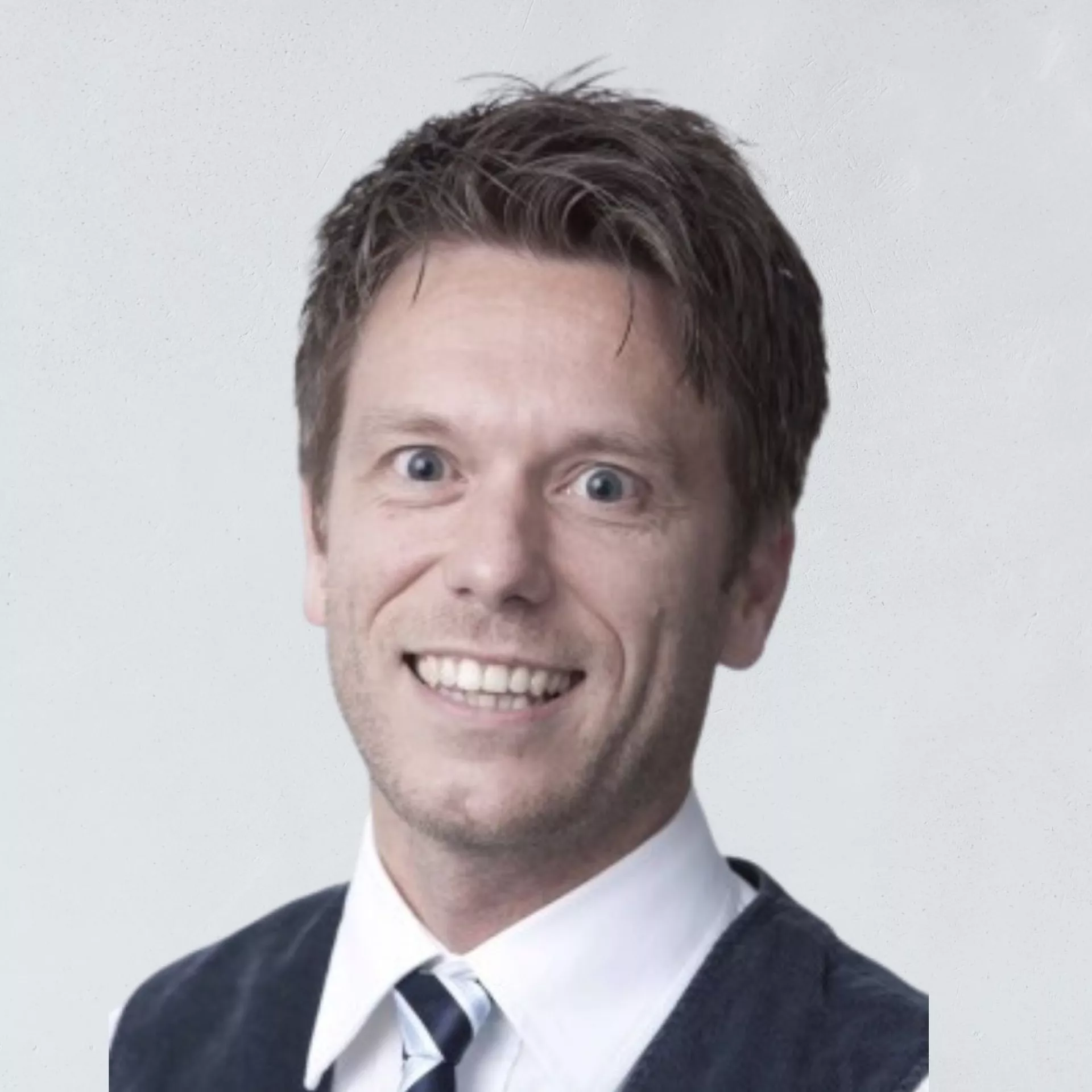 Portret Richard de Boer voor grijze wand