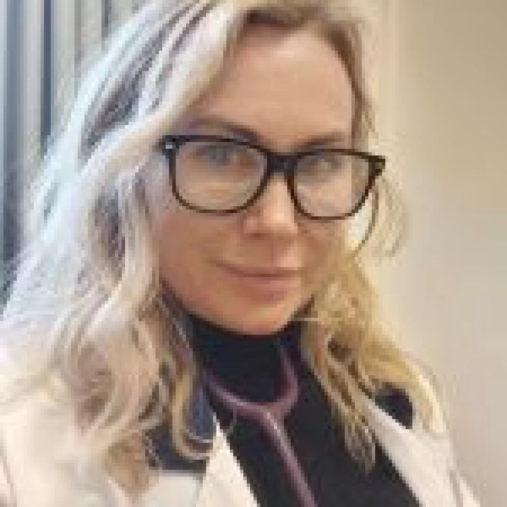 Portret Julia Korolkova voor witte wand