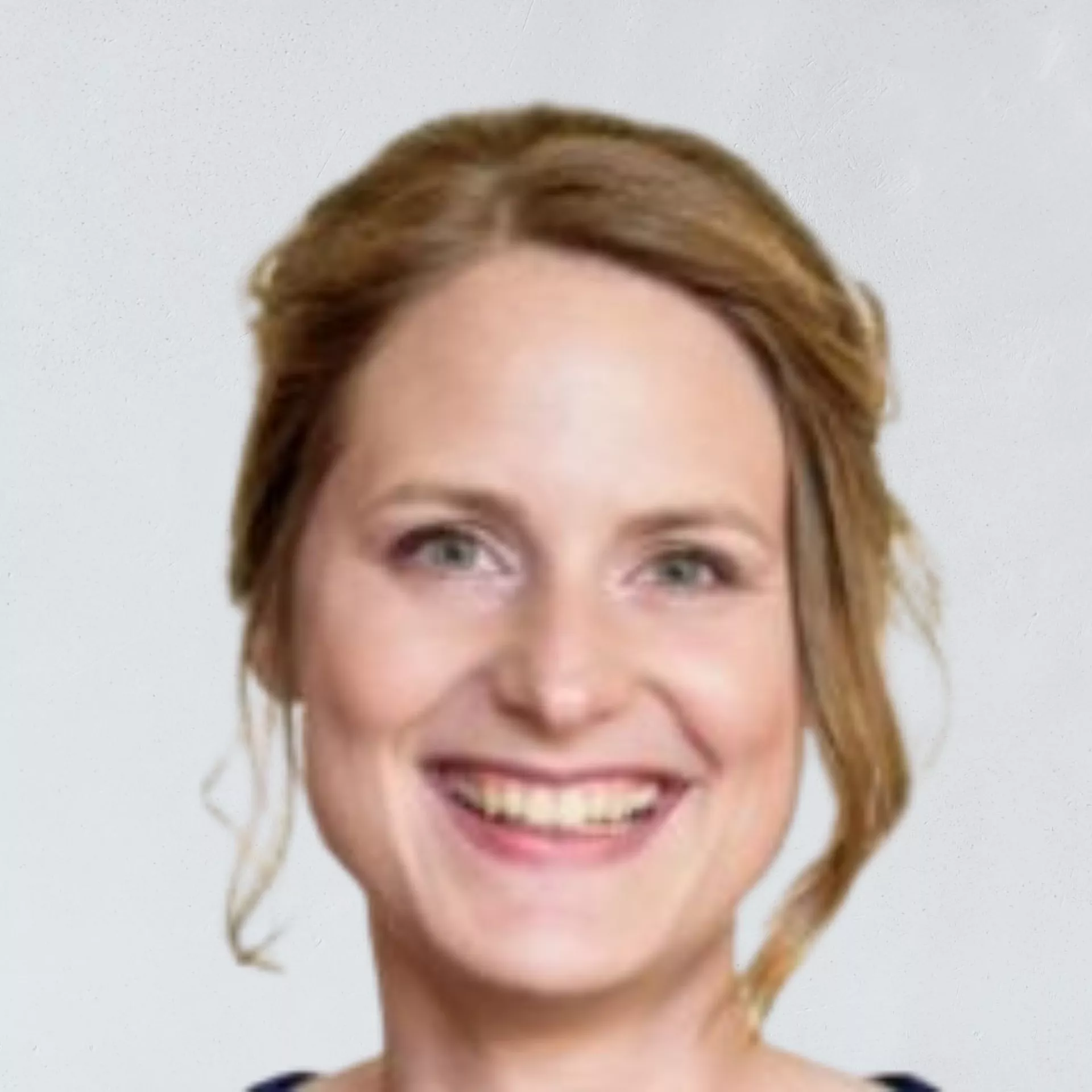 Portret Ineke Riphagen voor grijze wand