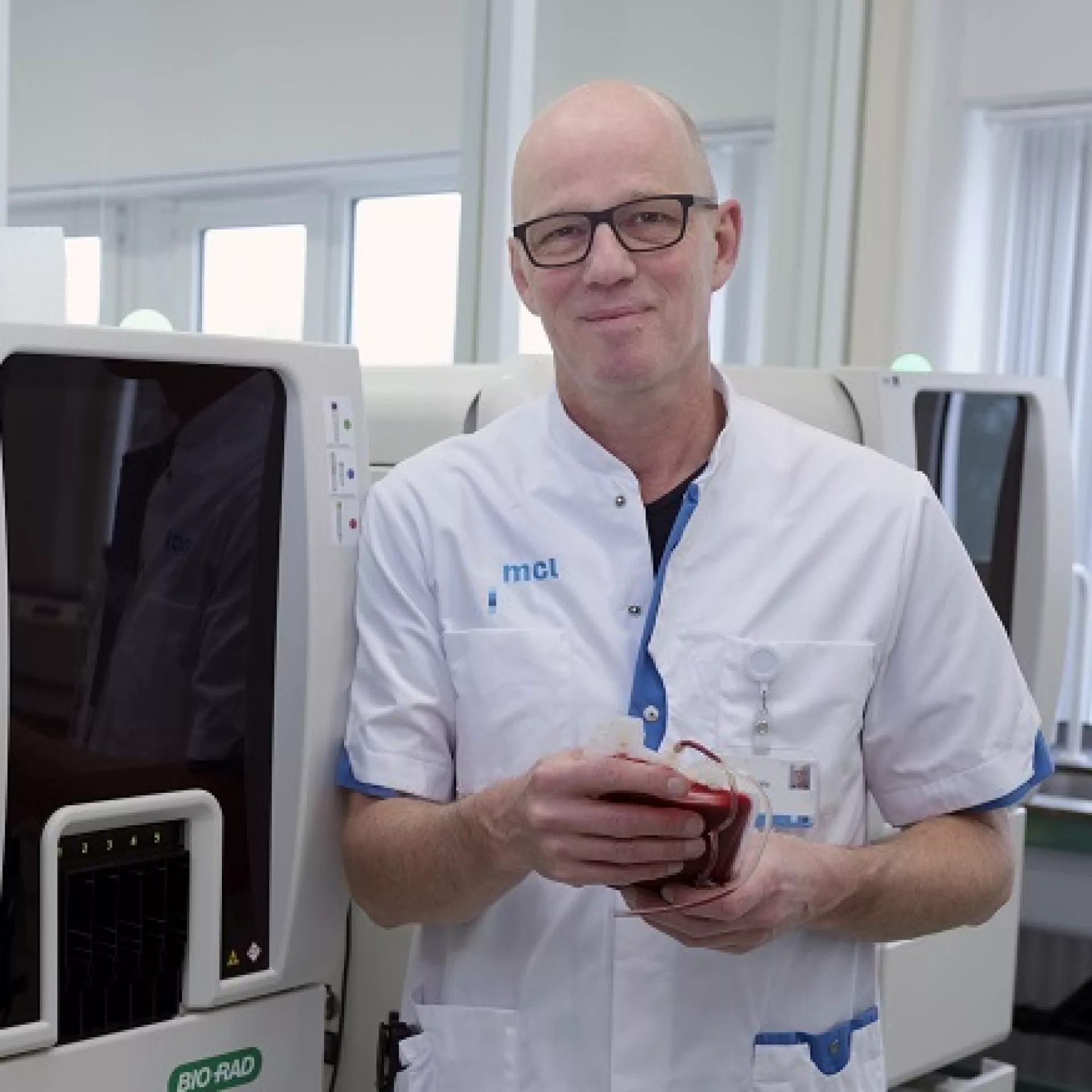 Harry de Wit op laboratorium bij apparatuur