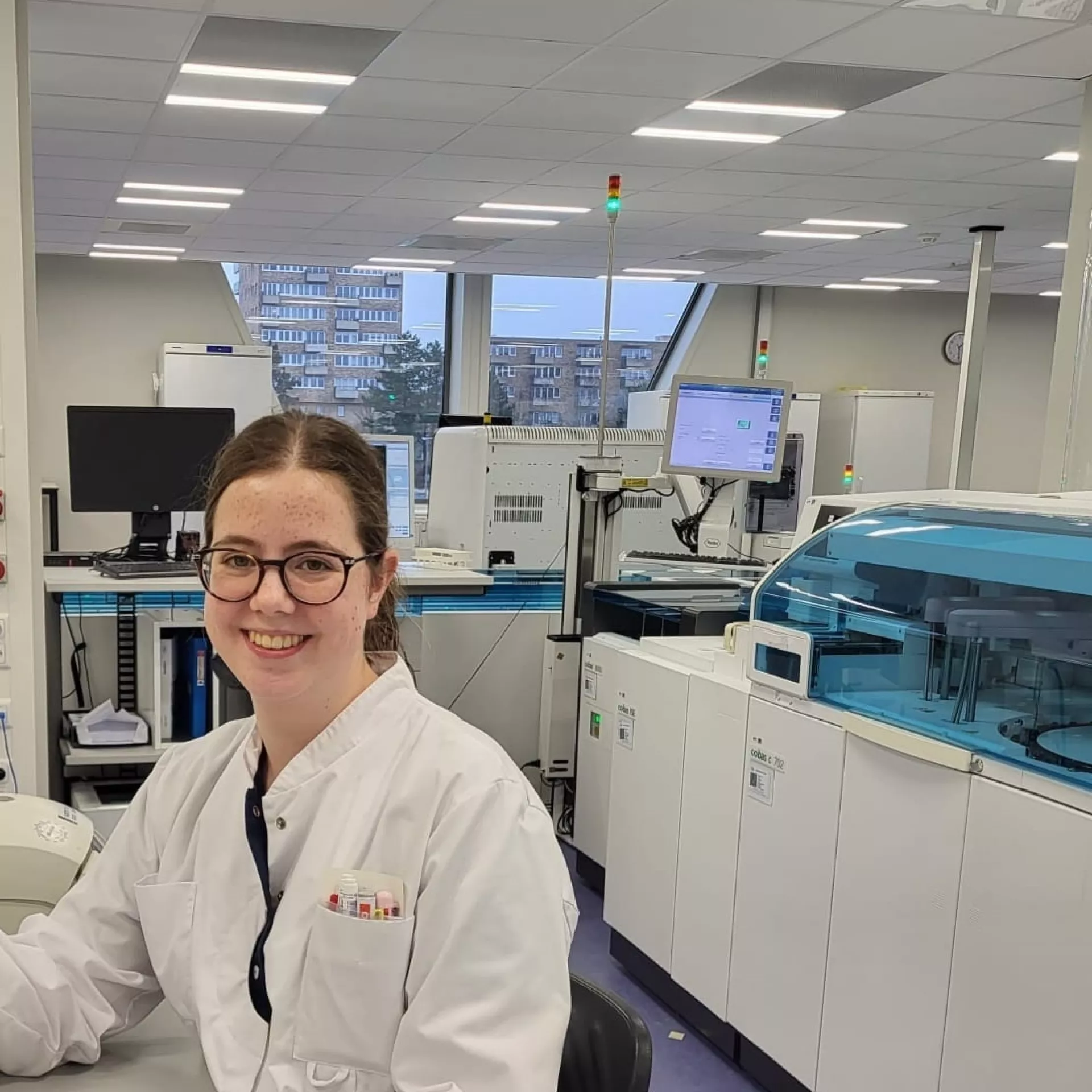 Analist Melanie-Yasmin klinische chemie op laboratorium in labjas