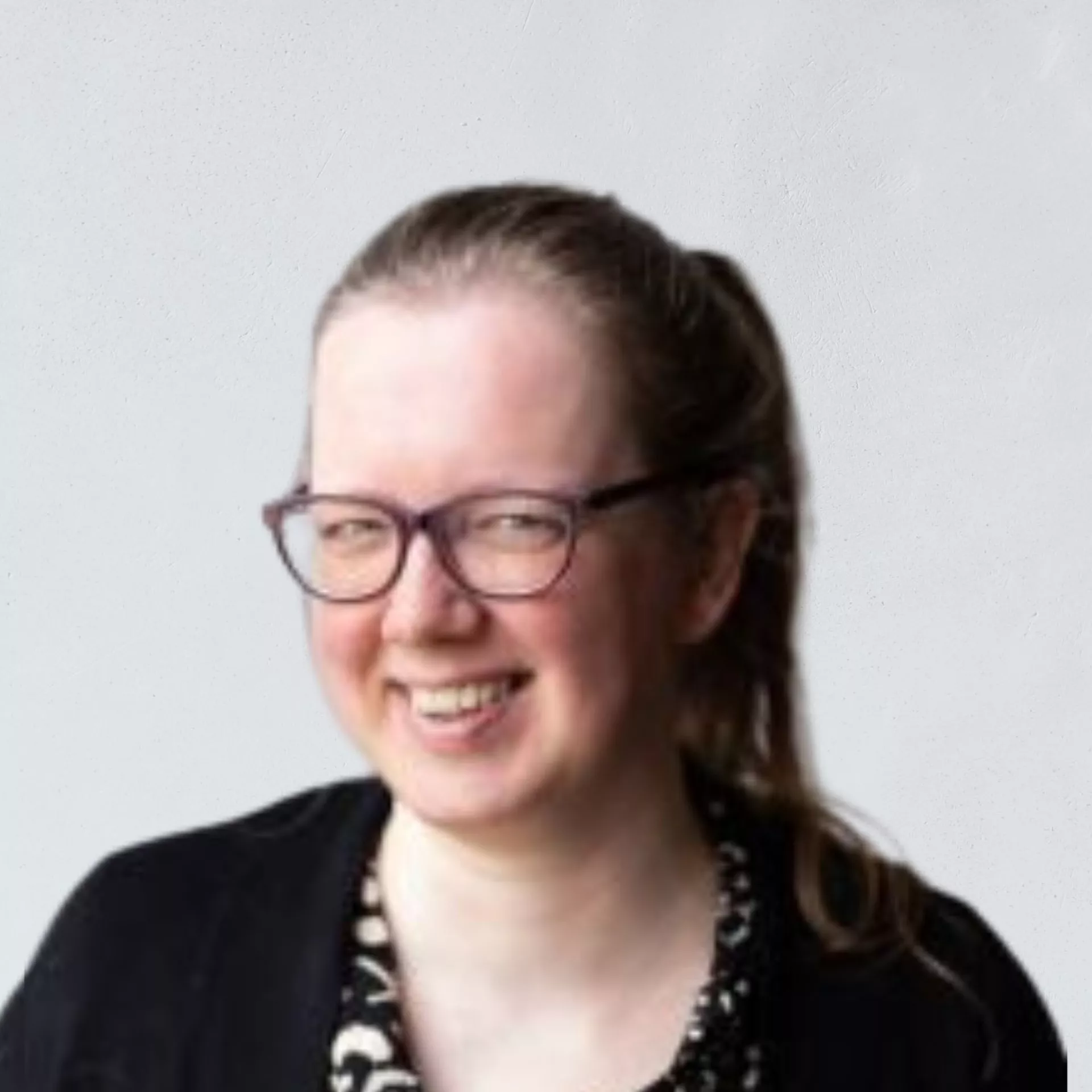 Portret Jenneke Stegeman voor grijze wand