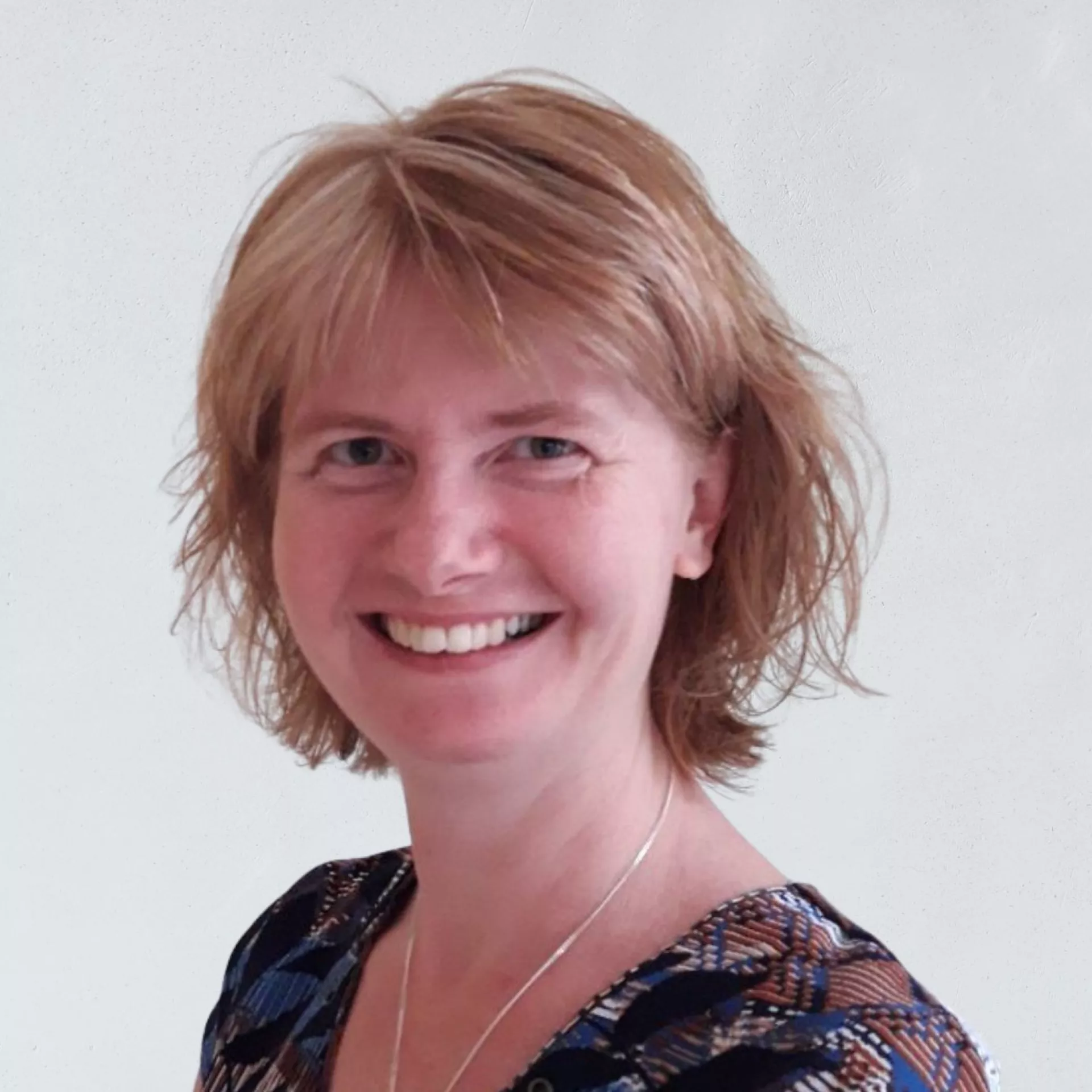 Portret Harriët Loovers voor grijze wand