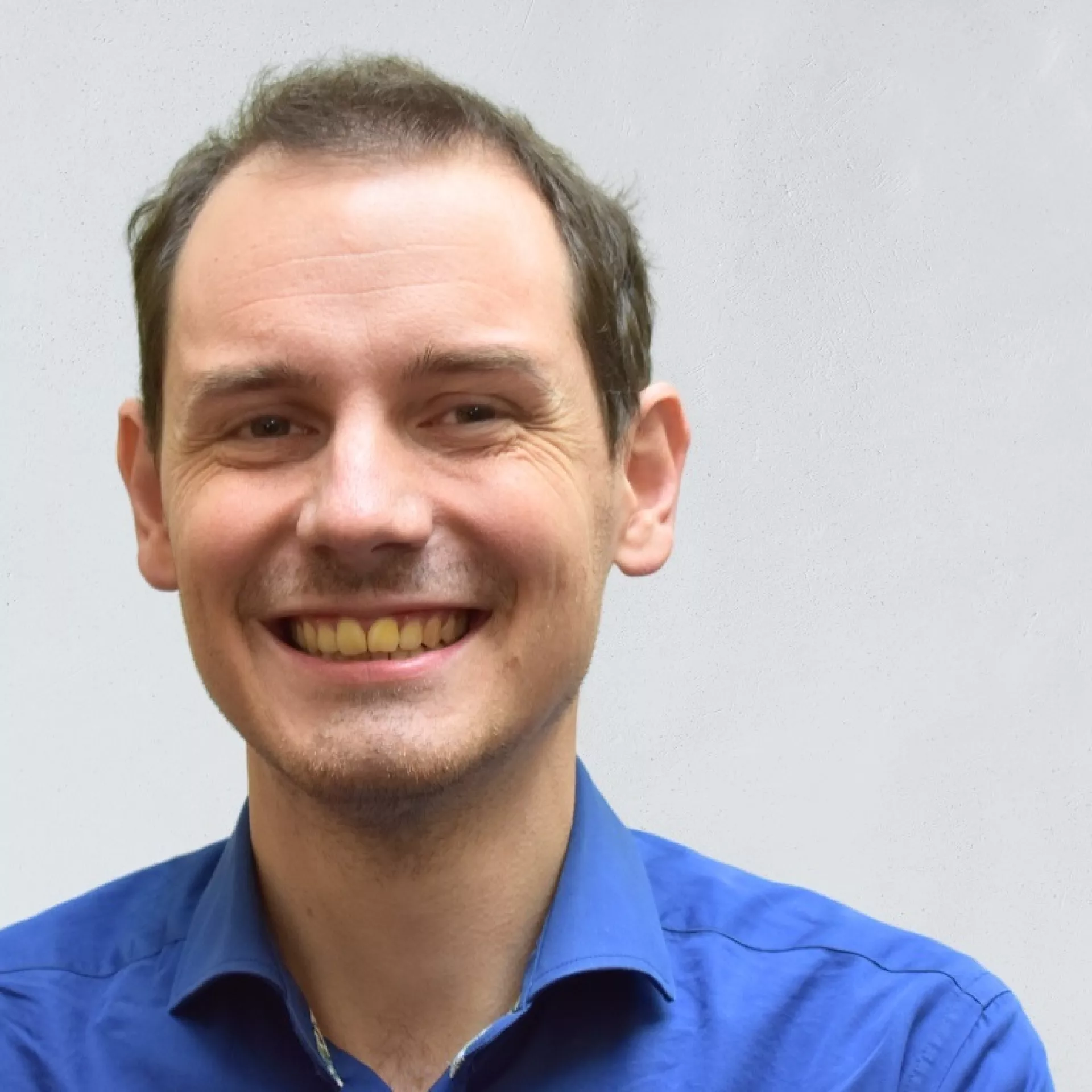 Portret Wouter Rottier voor grijze wand