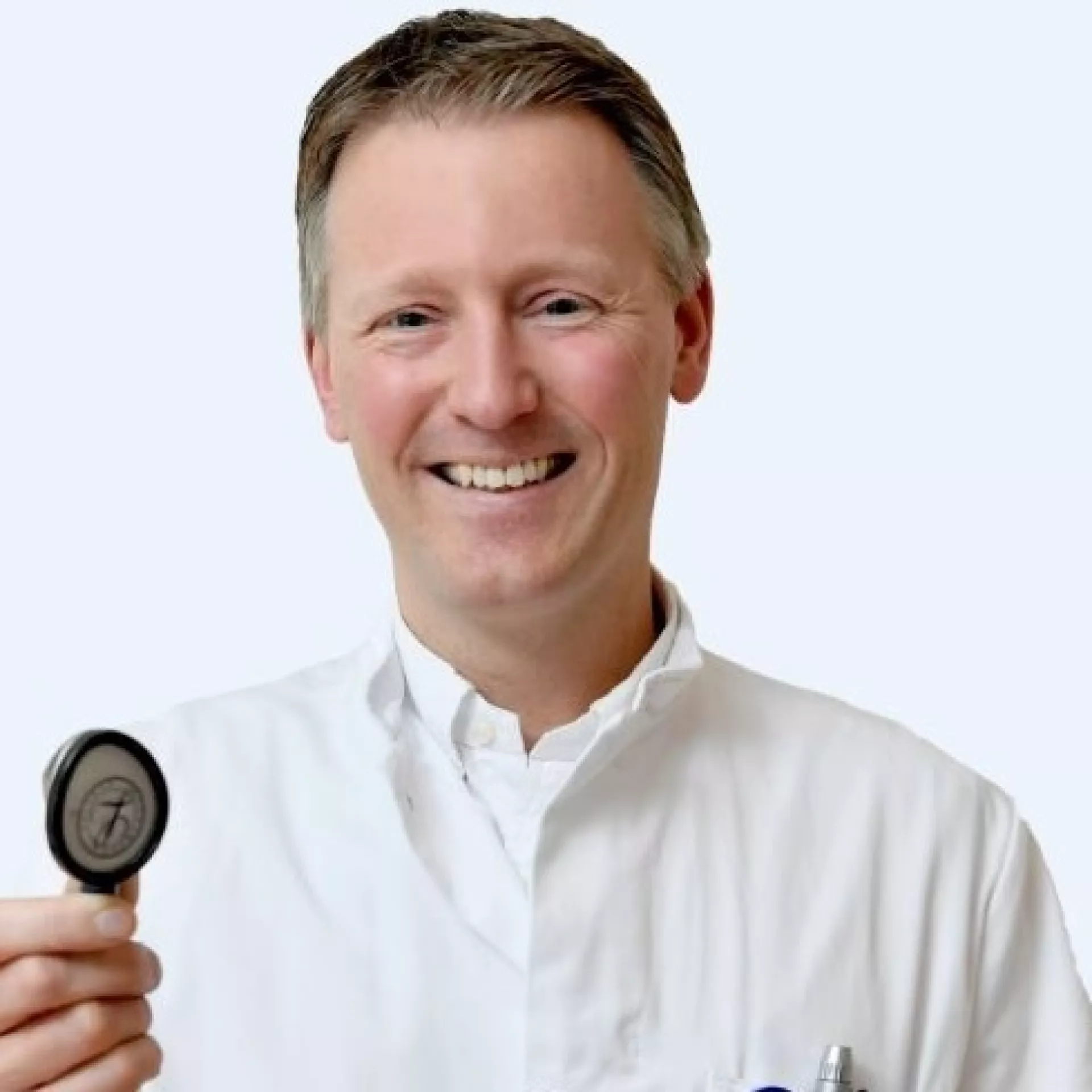 Portret Henk Kramer met stethoscoop voor witte wand