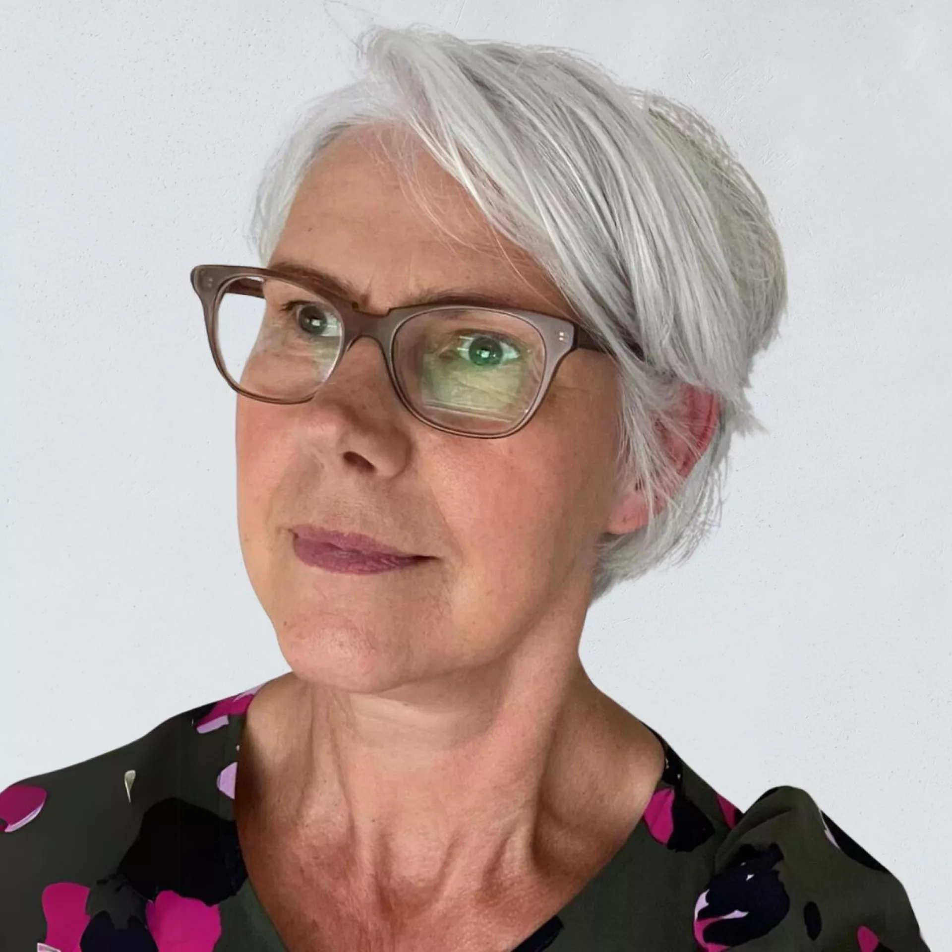Mirjam Kooistra portret voor lichtgrijze wand