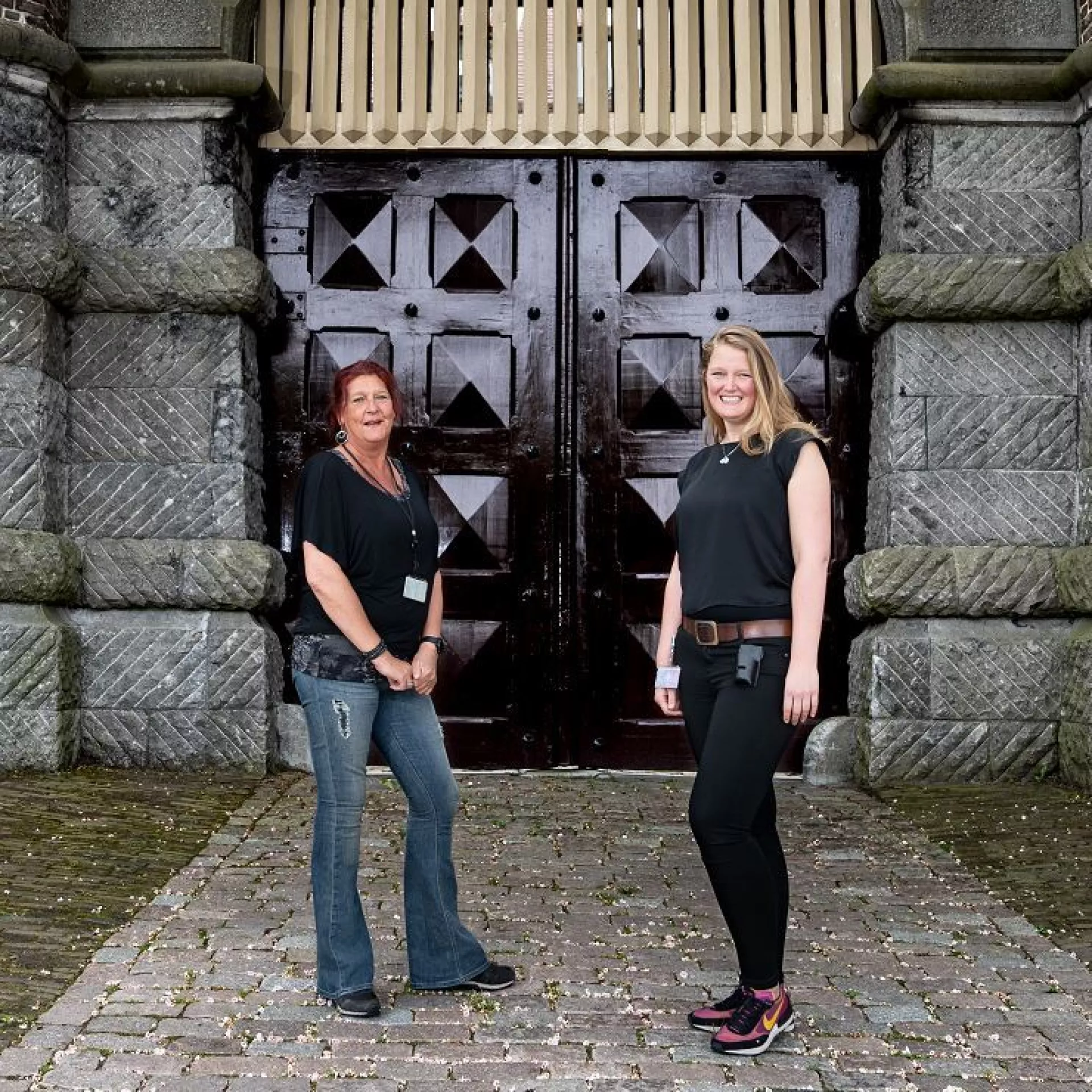 Monique Coolman en Anne-Marije Hoogendijk voor de deuren van de Van Mesdagkliniek