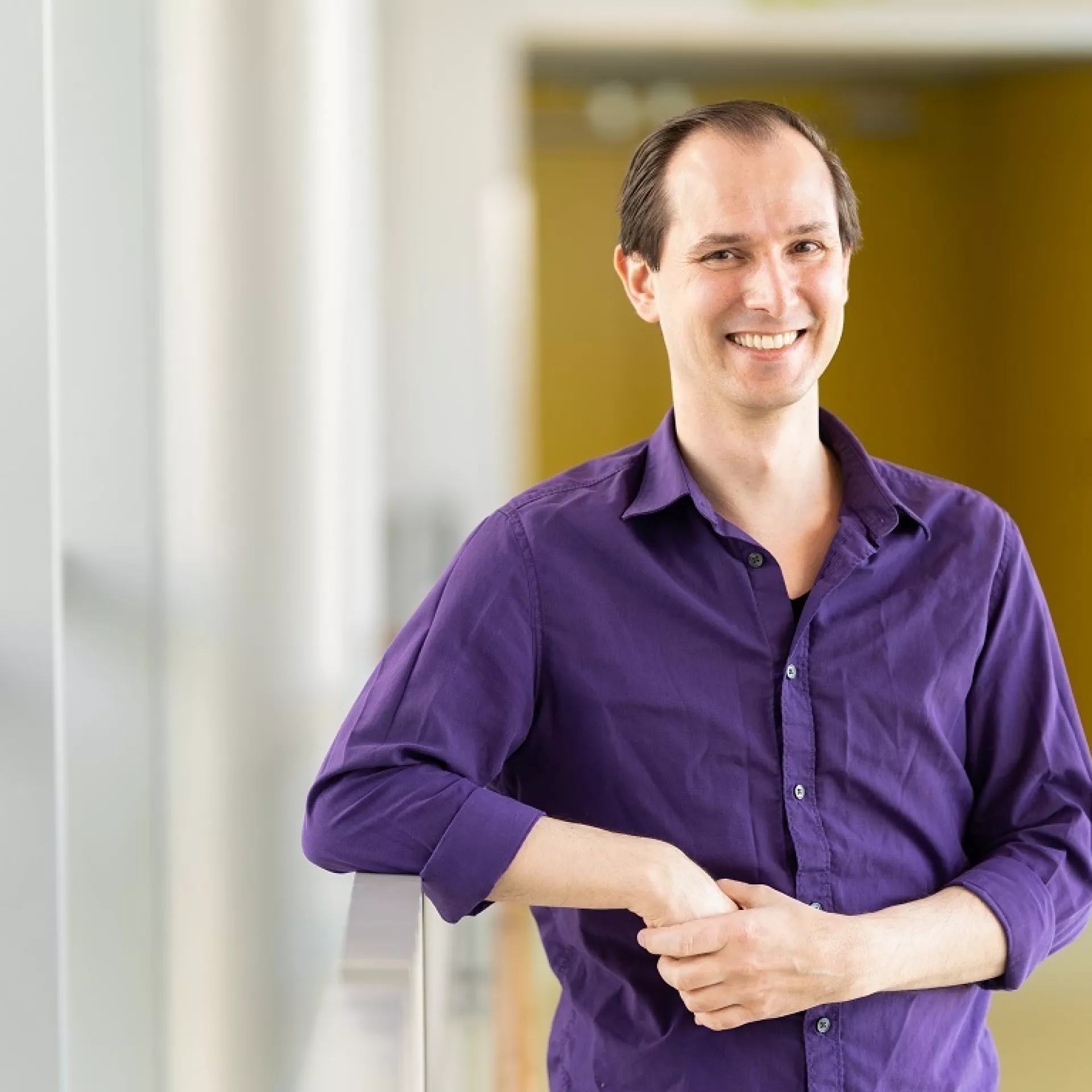 Portret Edwin van Mirre in gang langs leuning