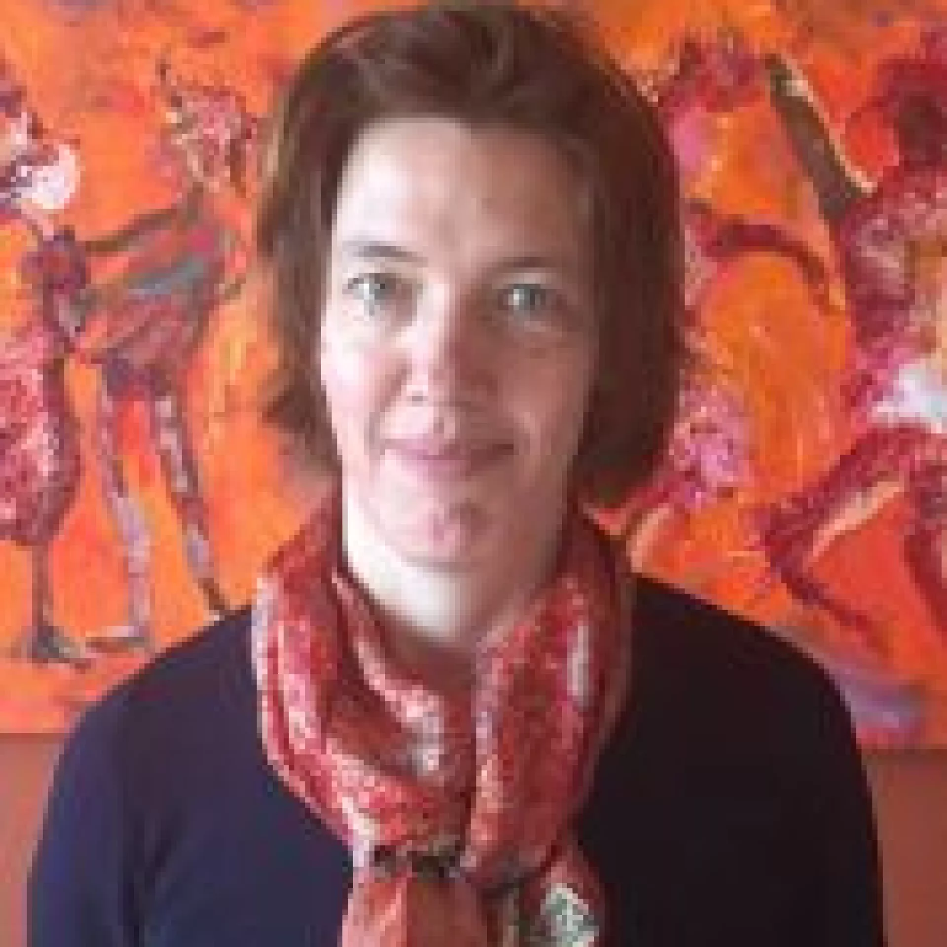 Portret Marije Wagelaar voor oranje rode wand