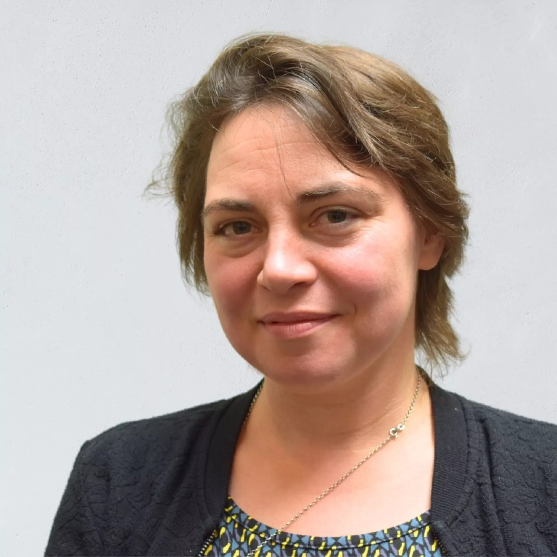 Portret Daphne Scoop voor grijze wand