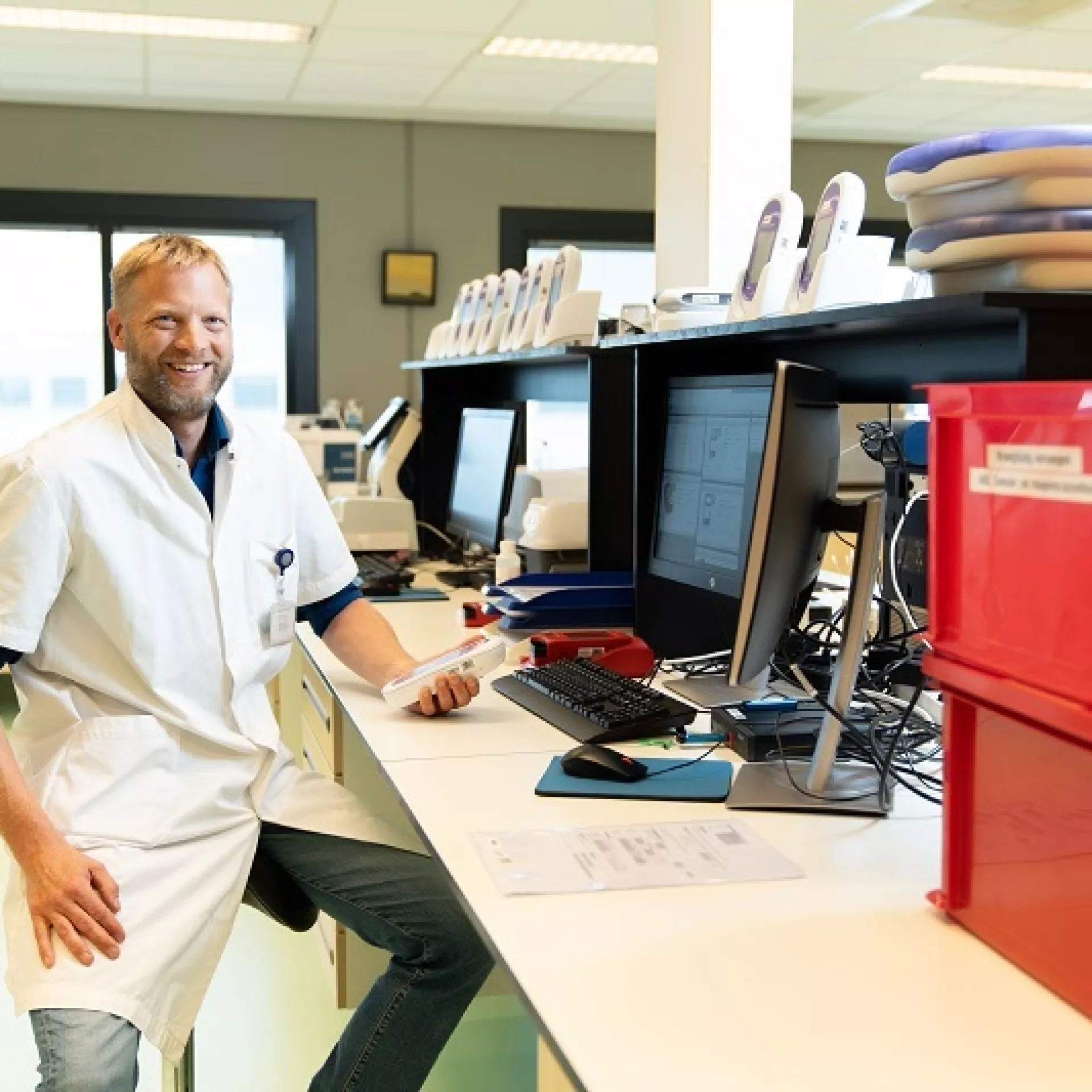 Jelmer van Zanden in labjas op laboratorium bij computer