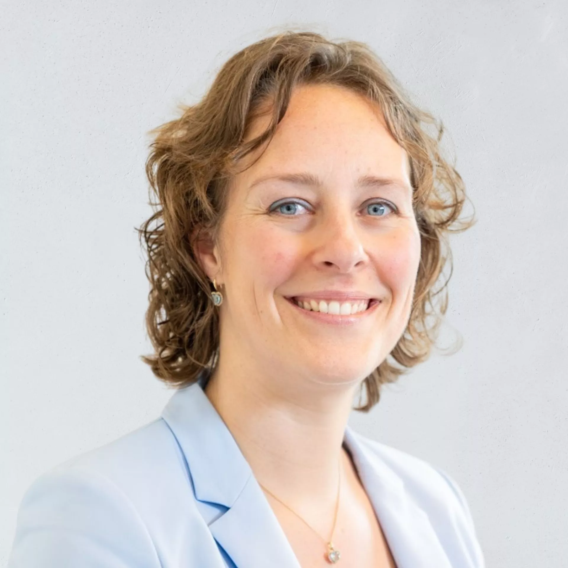 Portret Willeke Ferket voor grijze wand